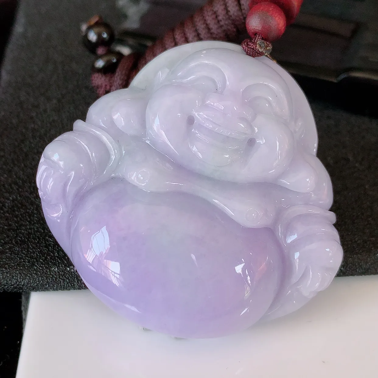 自然光实拍，大件厚装冰润紫罗兰翡翠佛公吊坠，开心笑佛，种老水足，颜色漂亮，立体饱满圆润，佩戴效果赞#46.13