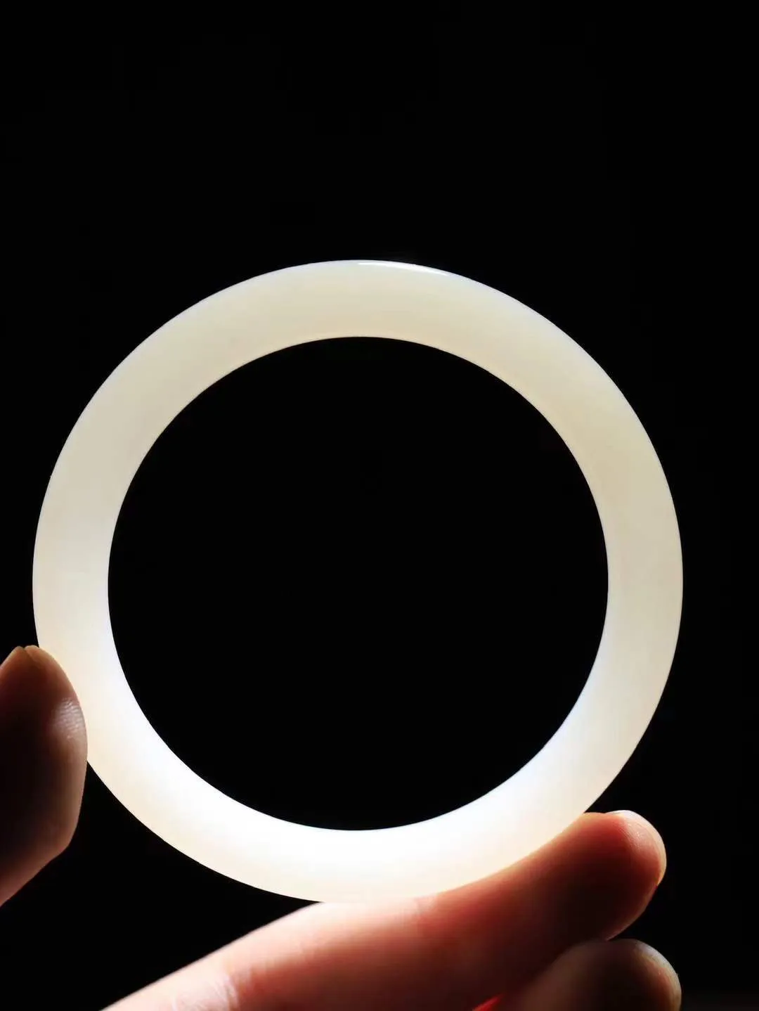 【婉约佳人.手镯】

精品和田玉白玉手镯 玉质温润细腻 油性十足 手感舒适，高华雅逸，线条流畅，简约大气，美自天成，素雅高贵。佩戴于腕间，婉约之美，举手投足间透出那份低调奢华。重26.5克 内径54mm  尺寸6.3-8mm   FDA-66151433