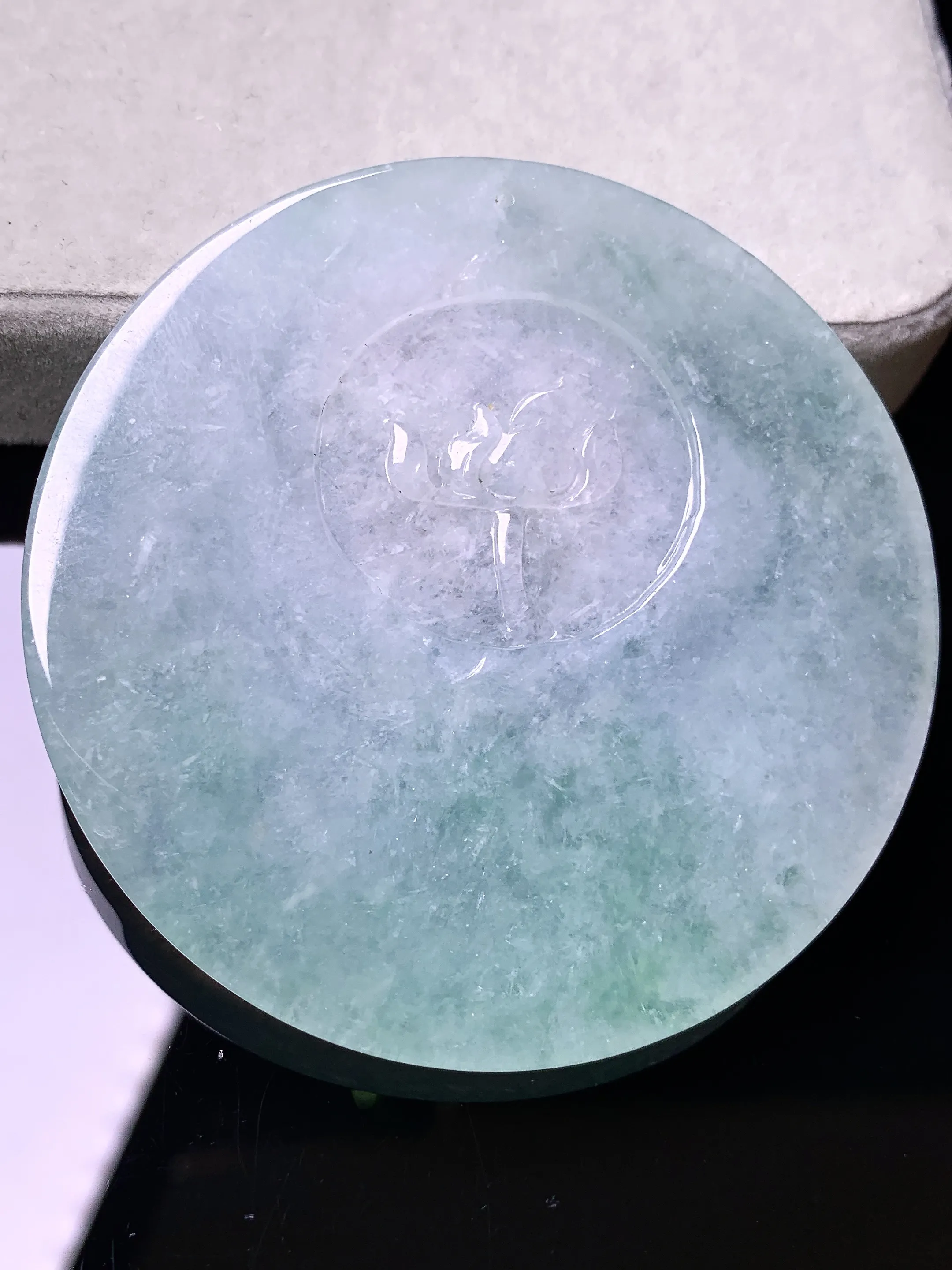 飘花圆牌吊坠 玉质细腻 色泽艳丽清新 整体尺寸57.5*5.2