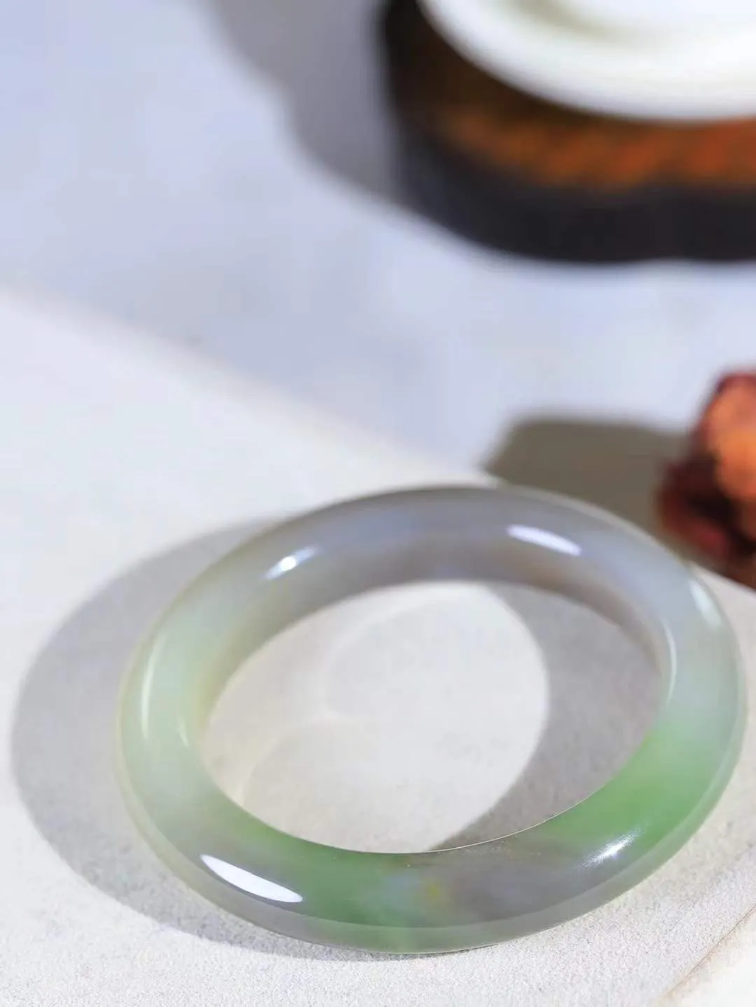 【花样年华·手镯】

精品和田玉三色手镯，质地油润细腻，色泽高贵典雅，镯型古朴典雅。在诗情画意的雨巷相遇，你是我腕间的一抹风情，有你眸有深情，清风荡漾湖间静水，我愿俯身低眉，在烟波涟漪处，寻你深情倩影。内径57mm尺寸12-11mm 重68.3克。fDL-361203088