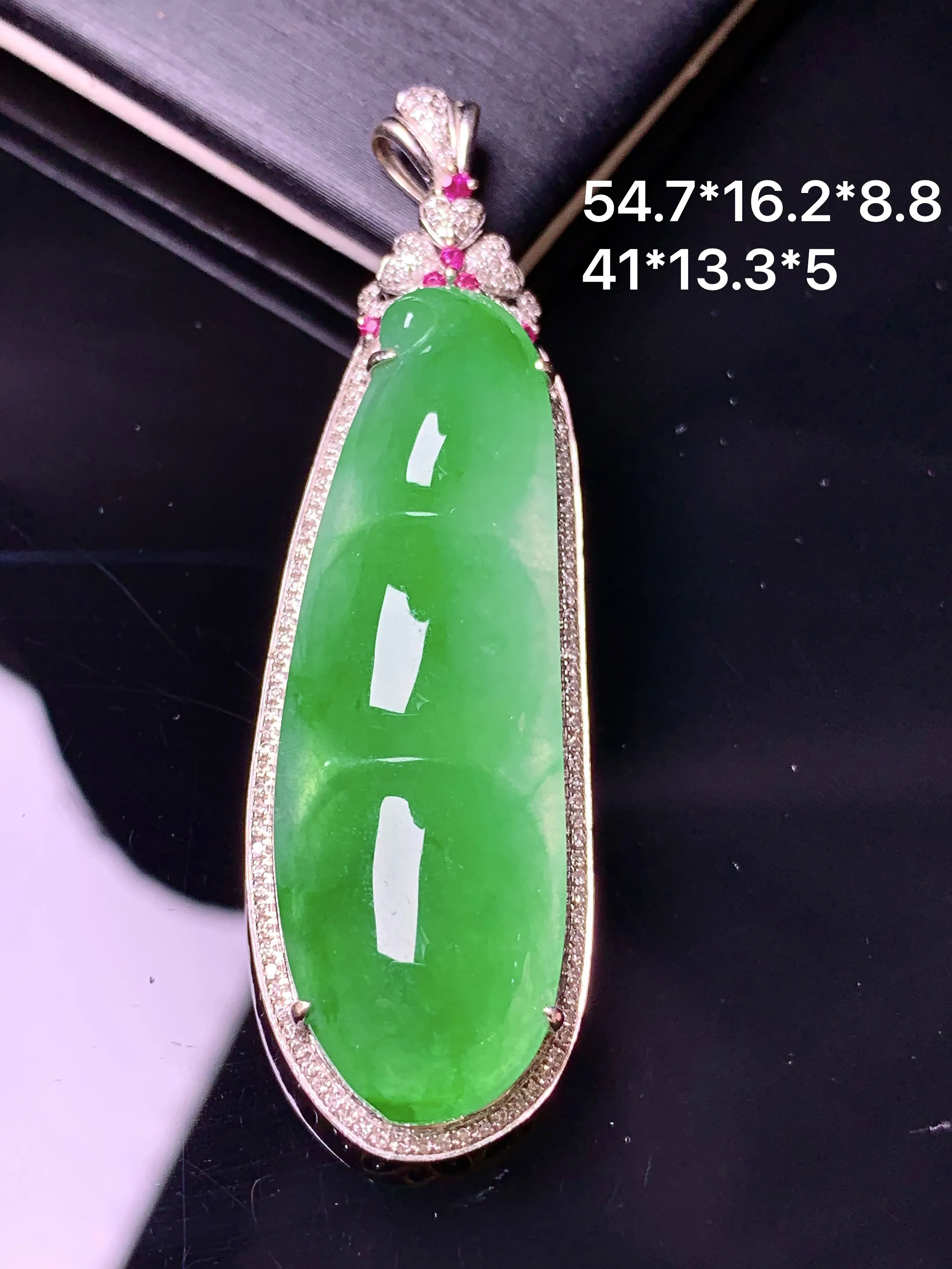 18k金钻镶嵌翠绿四季豆吊坠 玉质细腻 色泽艳丽清新 整体尺寸54.7*16.2*8.8