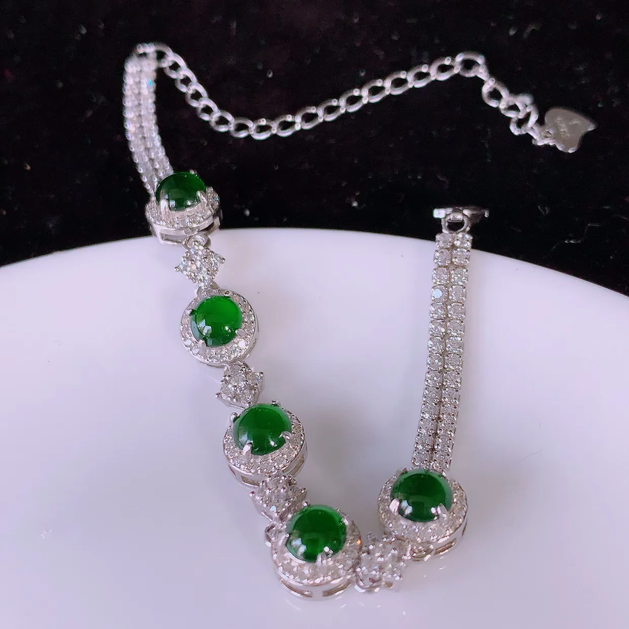 冰透满绿翡翠925银镶嵌手链，自然光实拍，翠色灵动，颜色漂亮，种老水足，品相佳，佩戴佳品！#97.13取一整体8*7.8-5.8裸石5*5