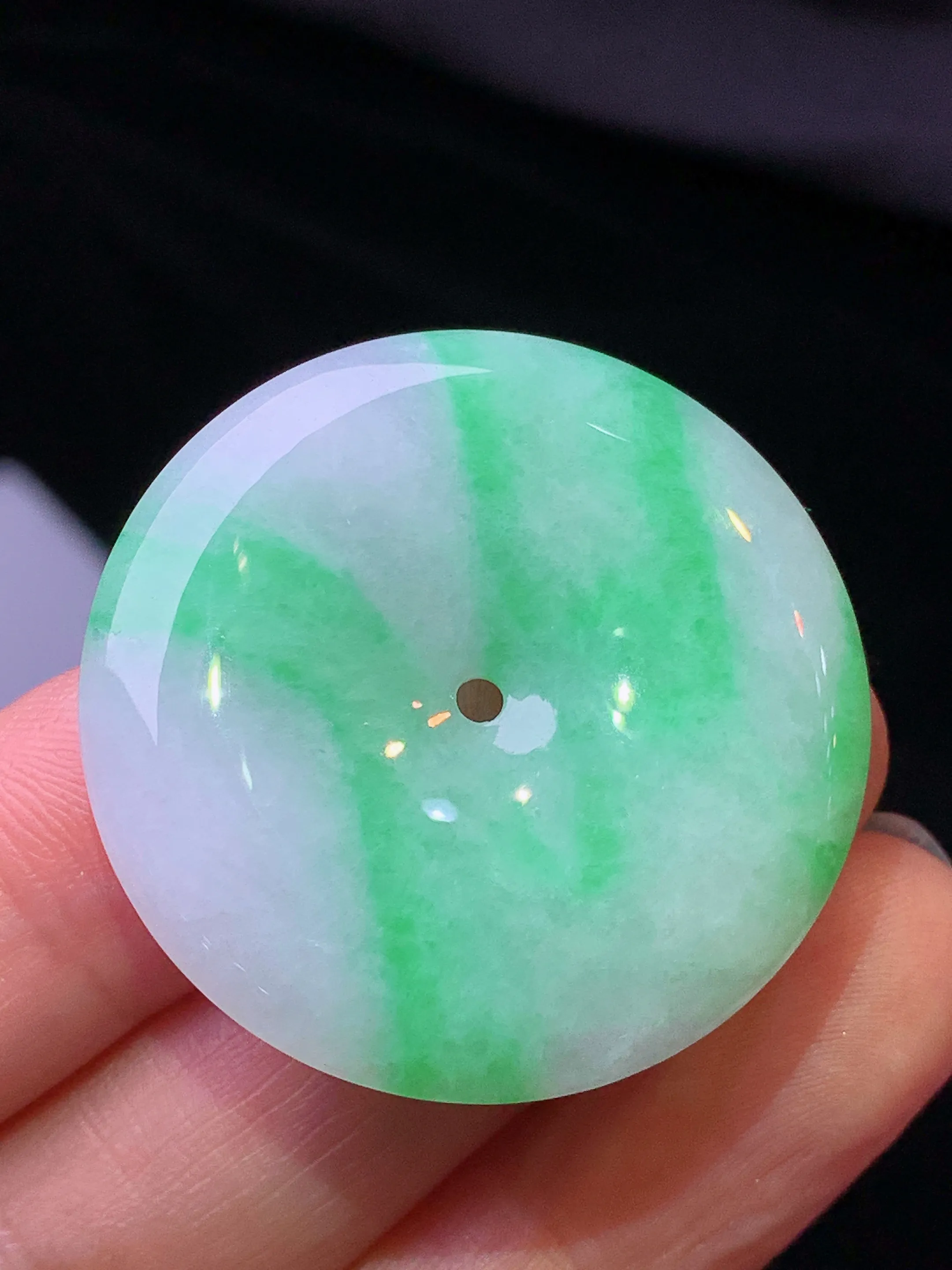 飘绿平安扣吊坠 玉质细腻 色泽艳丽清新 整体尺寸33*5