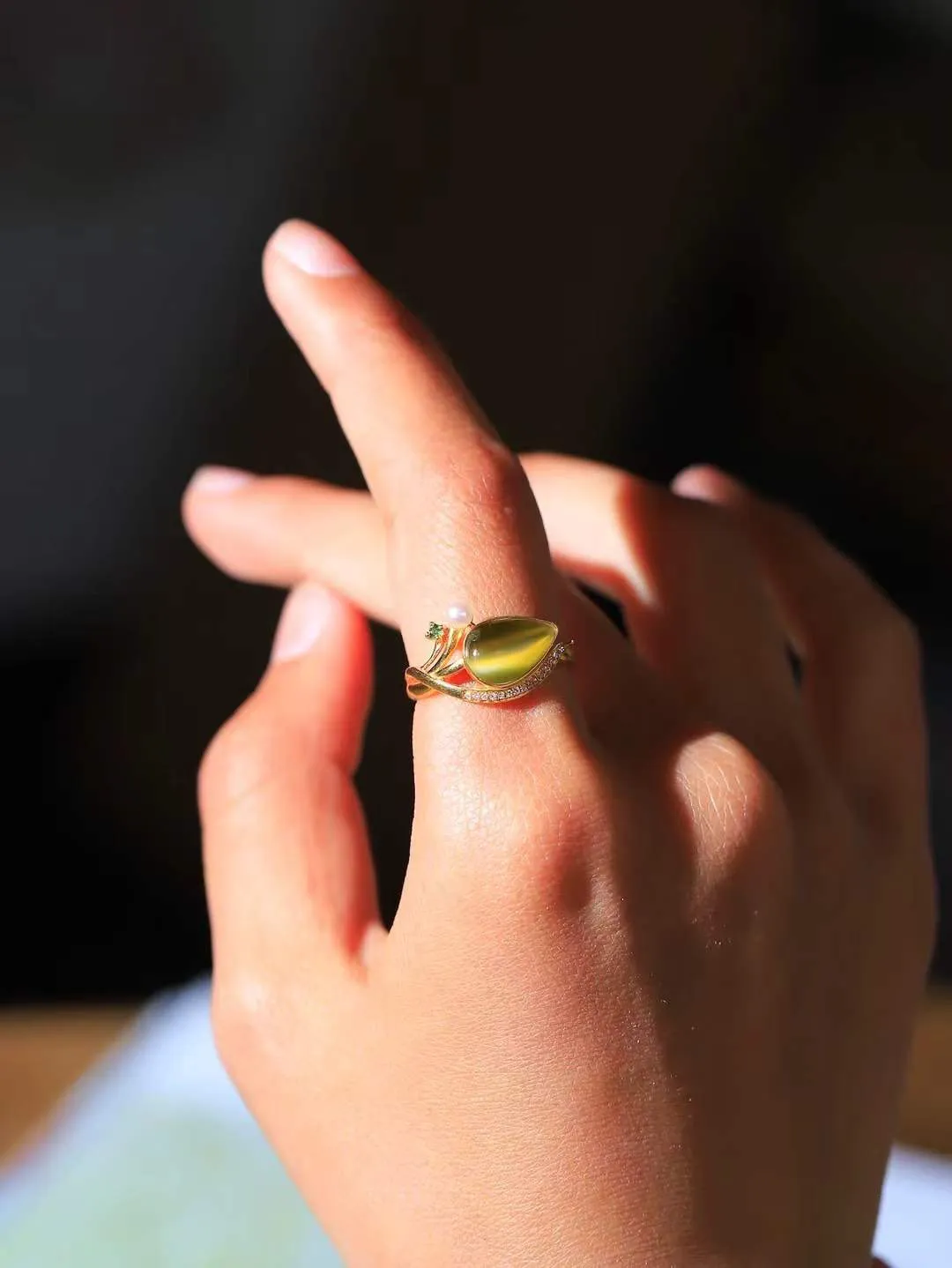 【金镶玉.戒指】

精品和田玉碧玉猫眼18k金镶嵌戒指 玉质细腻温润 油性十足 ，不论时光如何流转变