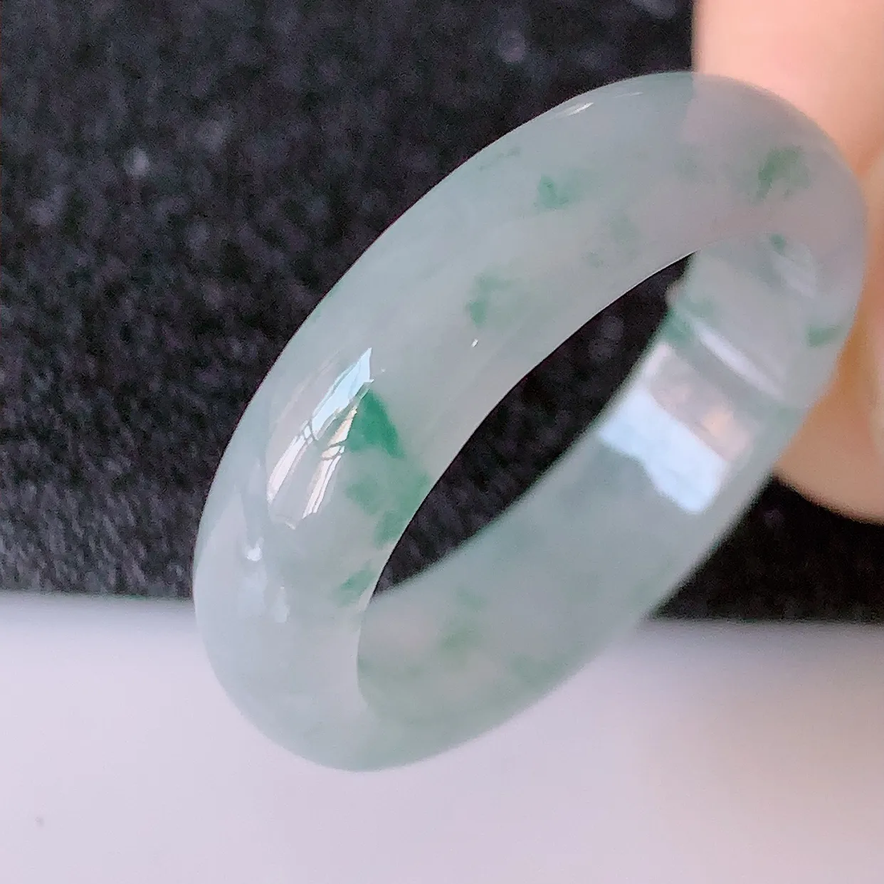 自然光实拍，18.2mm内径冰种飘花翡翠指环，玉戒指，玉质莹润，好精美好冰润的指环，17圈口，上手纤巧！#49.13尺寸18.2-5.5-3