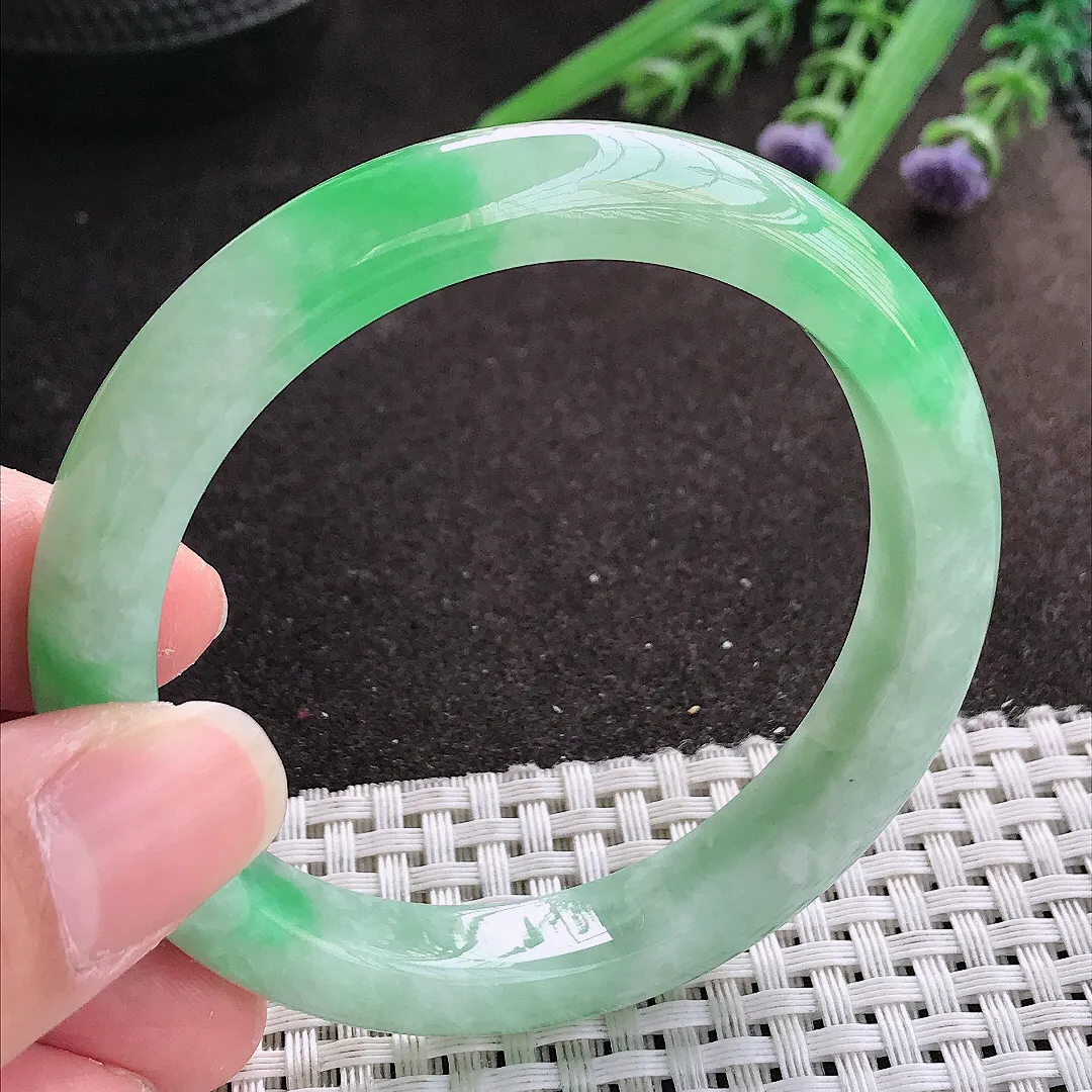 实拍A货翡翠54.8/10.1/8.1老坑冰胶水灵飘阳绿手镯宽边翡翠玉镯女款