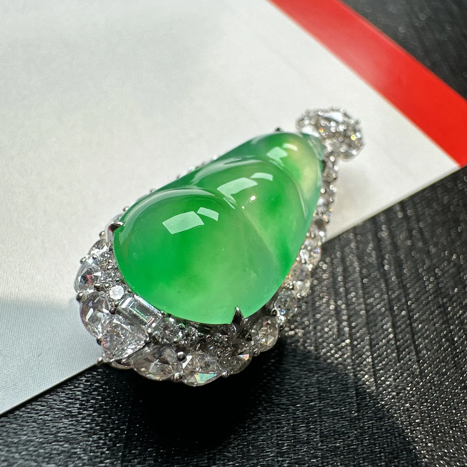 【冰种飘绿福豆吊坠】种地上乘，冰感十足，通透起光，饱满圆润，收藏品质，18k金钻镶嵌，裸石尺寸22.4*11.6*4.9毫米