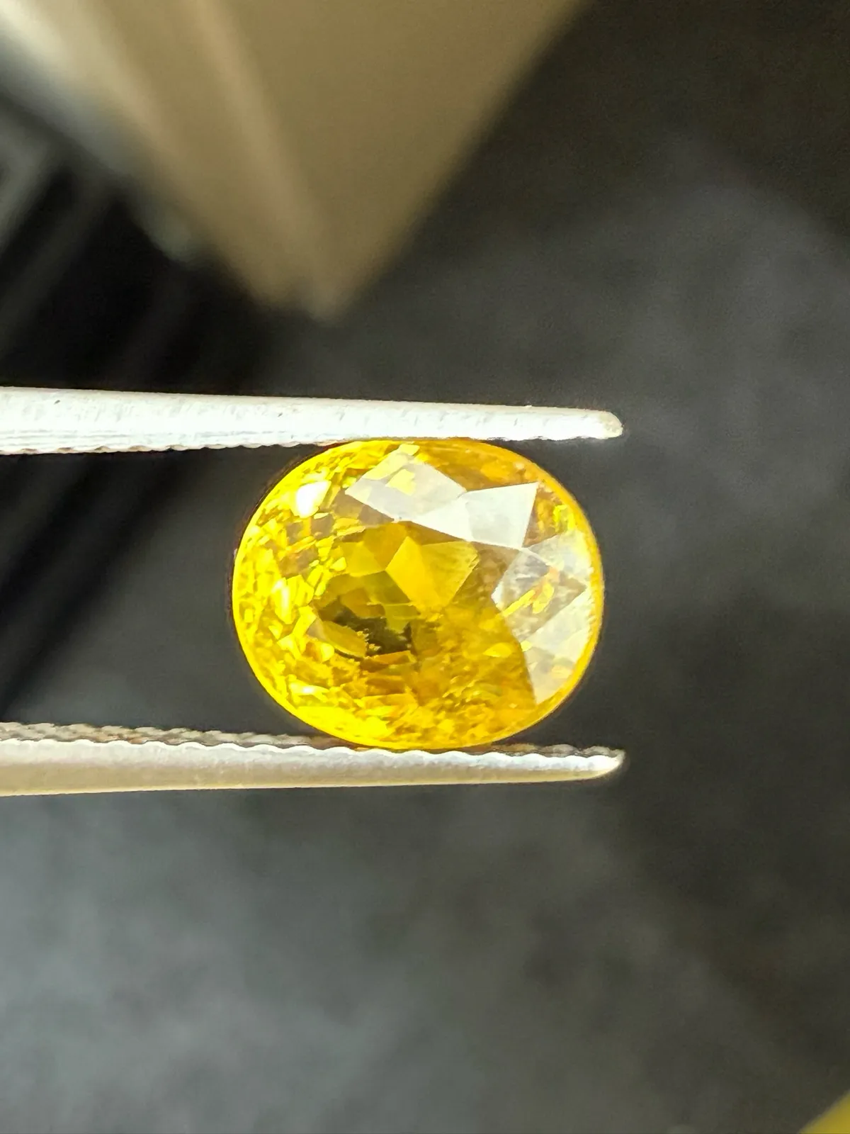 2.455克拉天然榍石戒面裸石，颜色超美，火彩超好，尺寸：8.1*6.8*5mm