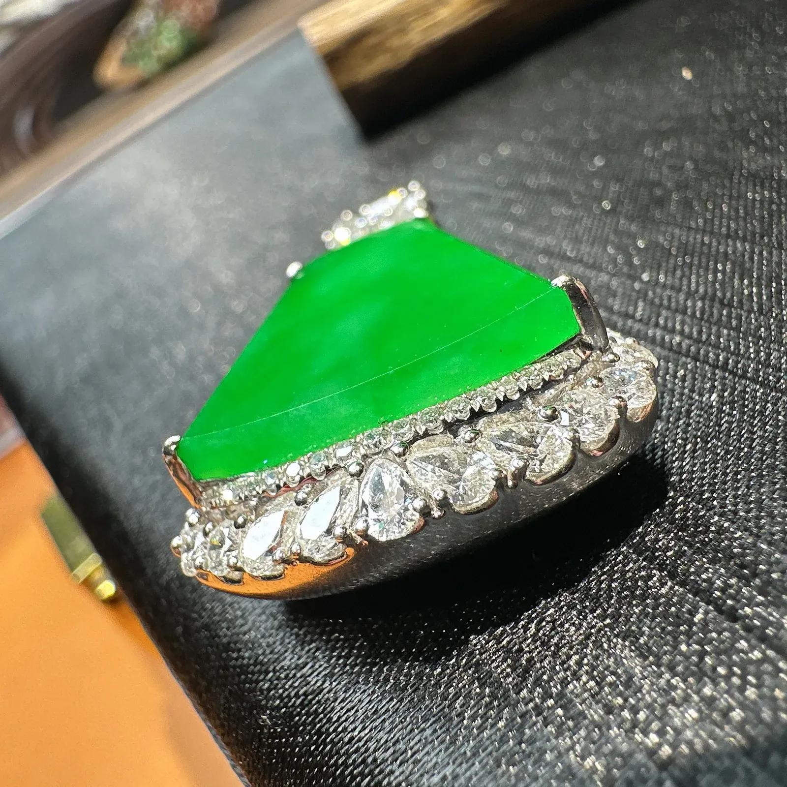 【冰种满绿无事牌】阳绿色泽，种水上乘，通透闪亮，晶莹剔透。18K金钻镶嵌，裸石尺寸18.2*18.9*2.8毫米。