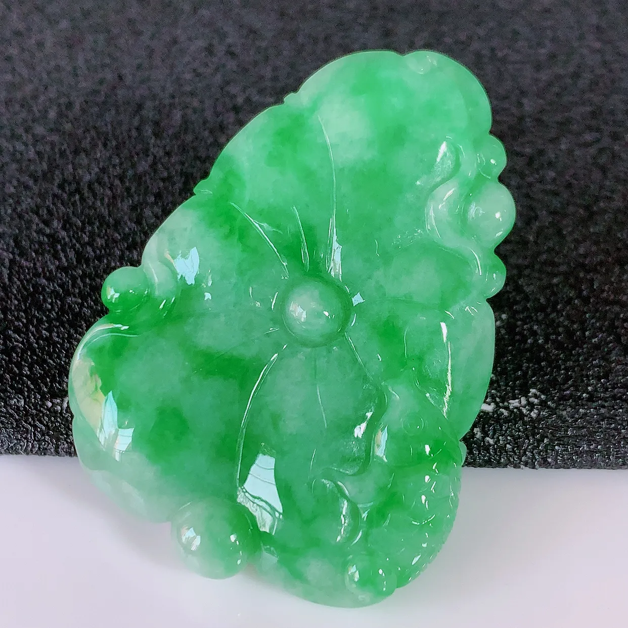 自然光实拍，冰润飘绿翡翠荷叶鱼、和和美美玉坠，财源广进，自然隐逸、荷本是素不着尘之物，有和美之寓意。#05.13