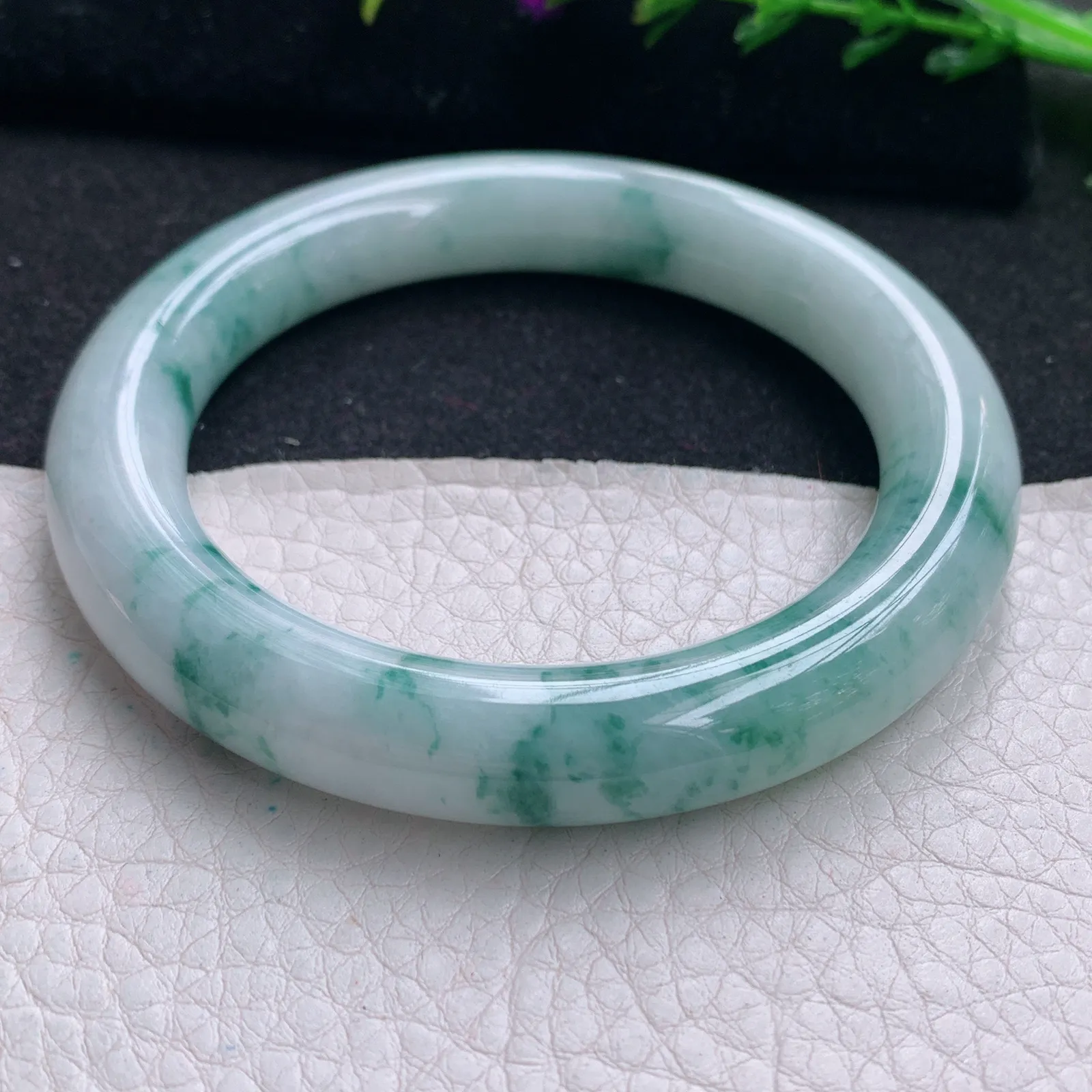 js实拍57*10.8美人镯 天然缅甸翡翠飘花水润玉手镯蓝韵圆条玉手环