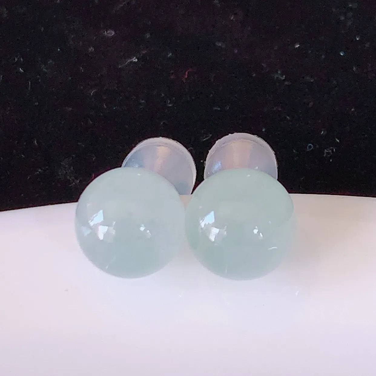 自然光实拍 18k金镶嵌冰种翡翠耳钉，沁人心脾，豪华镶嵌而成，耳钉佩戴效果大气出众，尽显气质。种水好，胶感足，颜相当漂亮，高性价比，值得入手品鉴！#42.13耳钉整体18.5裸石8