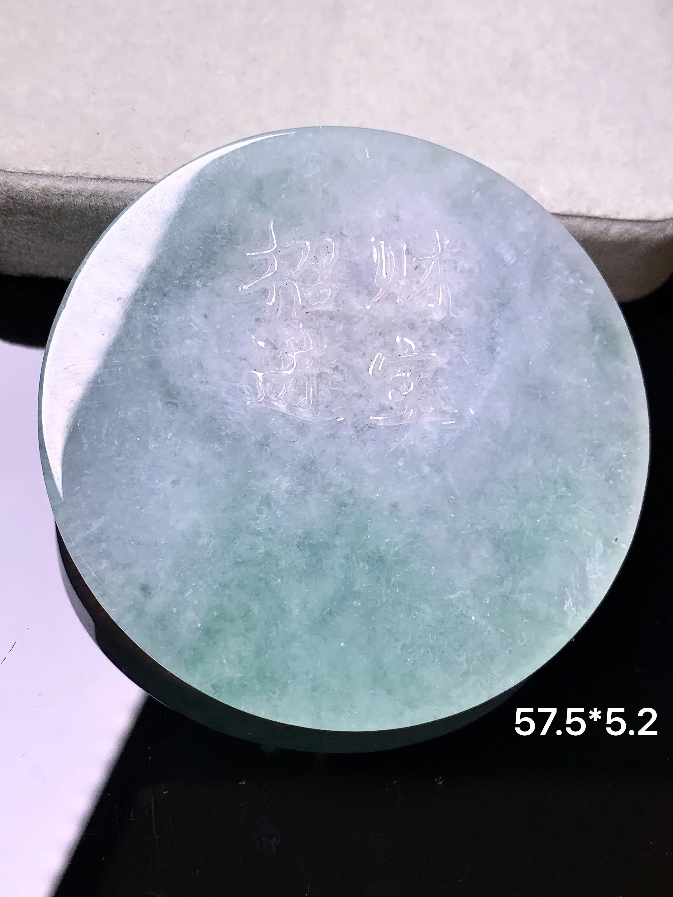 飘花圆牌吊坠 玉质细腻 色泽艳丽清新 整体尺寸57.5*5.2