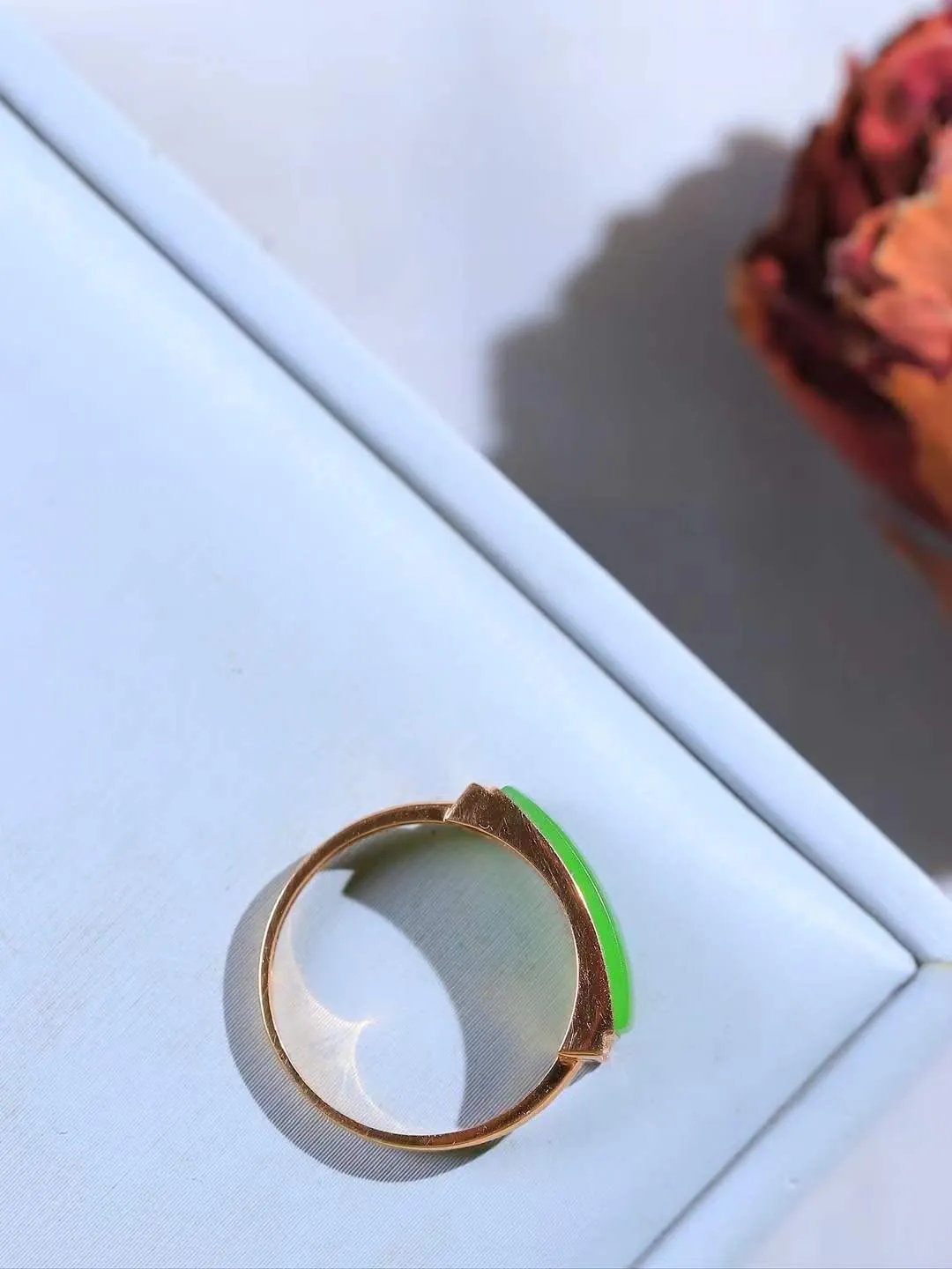 【金镶玉.戒指】

精品和田玉碧玉18k金镶嵌戒指 玉质细腻温润 油性十足 ，不论时光如何流转变化，这枚戒指始终闪耀着最初的光芒。精工镶嵌18K金 （保真金 可检测贵金属18K金） 重1.7克 尺寸17-14.7-4.7mm 78171455A