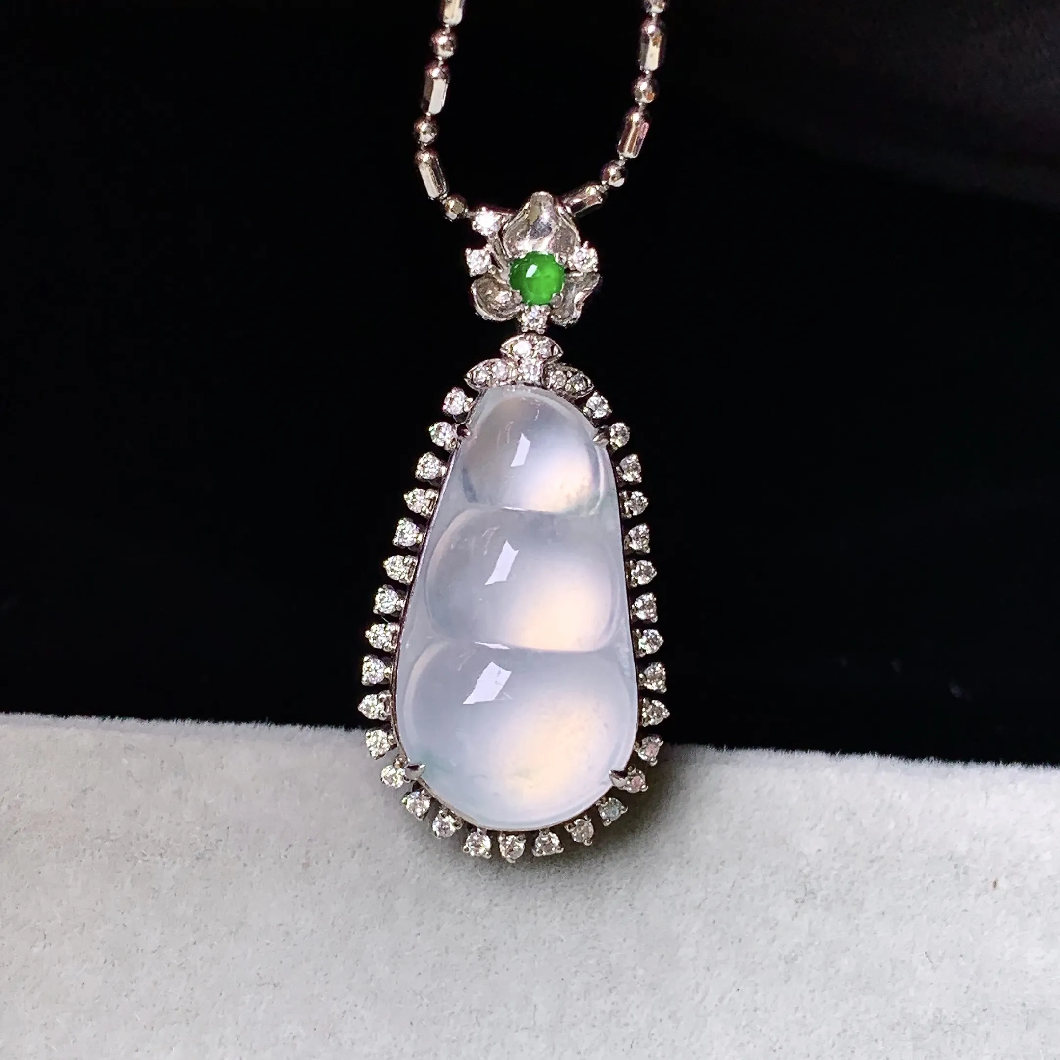 18k金钻镶嵌冰种四季豆吊坠 玉质细腻 色泽艳丽清新 整体尺寸28.8*13.5*8.6