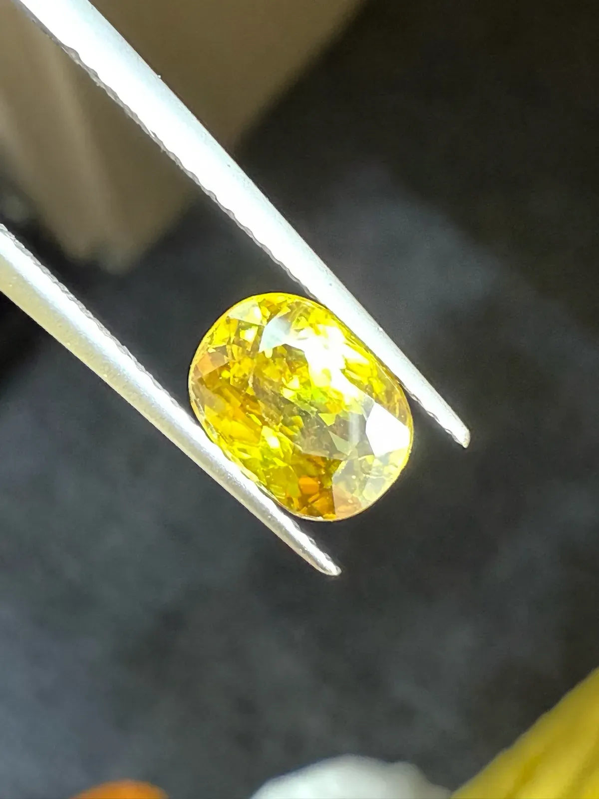 2.135克拉天然榍石戒面裸石，颜色超美，火彩超好，尺寸：8.3*6.2*.4.7mm