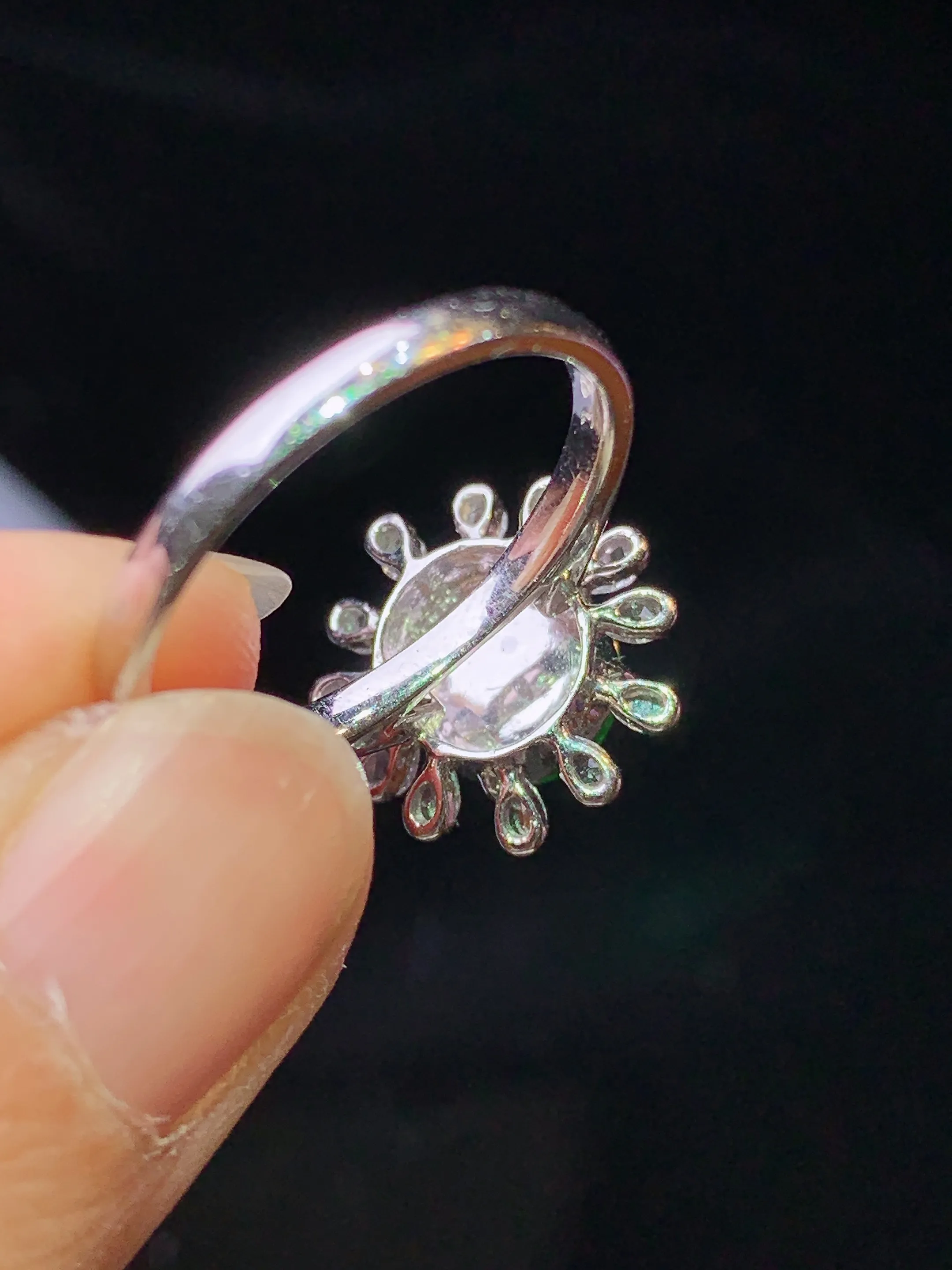 18k金钻镶嵌满绿蛋面戒指 玉质细腻 色泽艳丽清新 圈口14 整体尺寸14.2*14*8.8