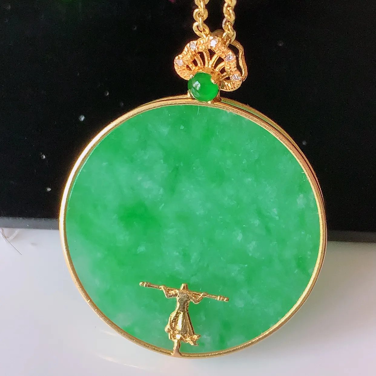 自然光实拍，18K金镶嵌满绿翡翠平安无事牌吊坠，平平安安，无事牌翠色灵动，佩戴平安时尚！#00.13整体31*25*4.5裸石24*24