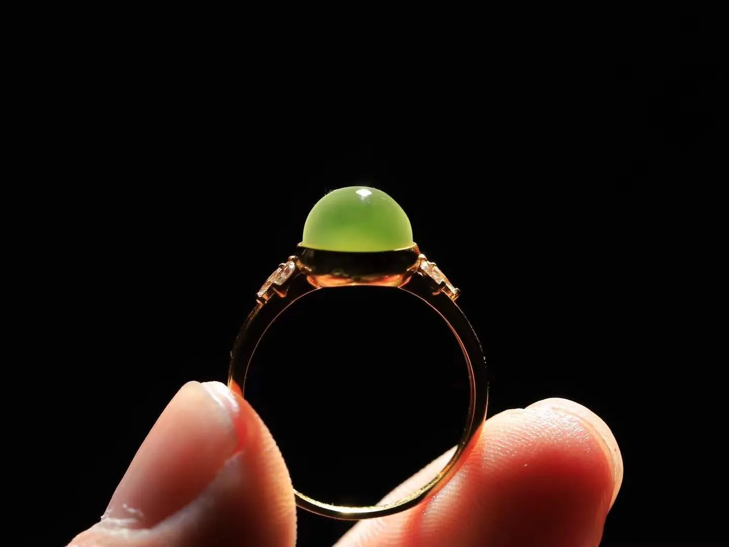 【金镶玉.戒指】

精品和田玉碧玉猫眼18k金镶嵌戒指 玉质细腻温润 油性十足 ，不论时光如何流转变化，这枚戒指始终闪耀着最初的光芒。精工镶嵌18K金 （保真金 可检测贵金属18K金） 重2.5克 尺寸17-8.5-8mm 78171455A