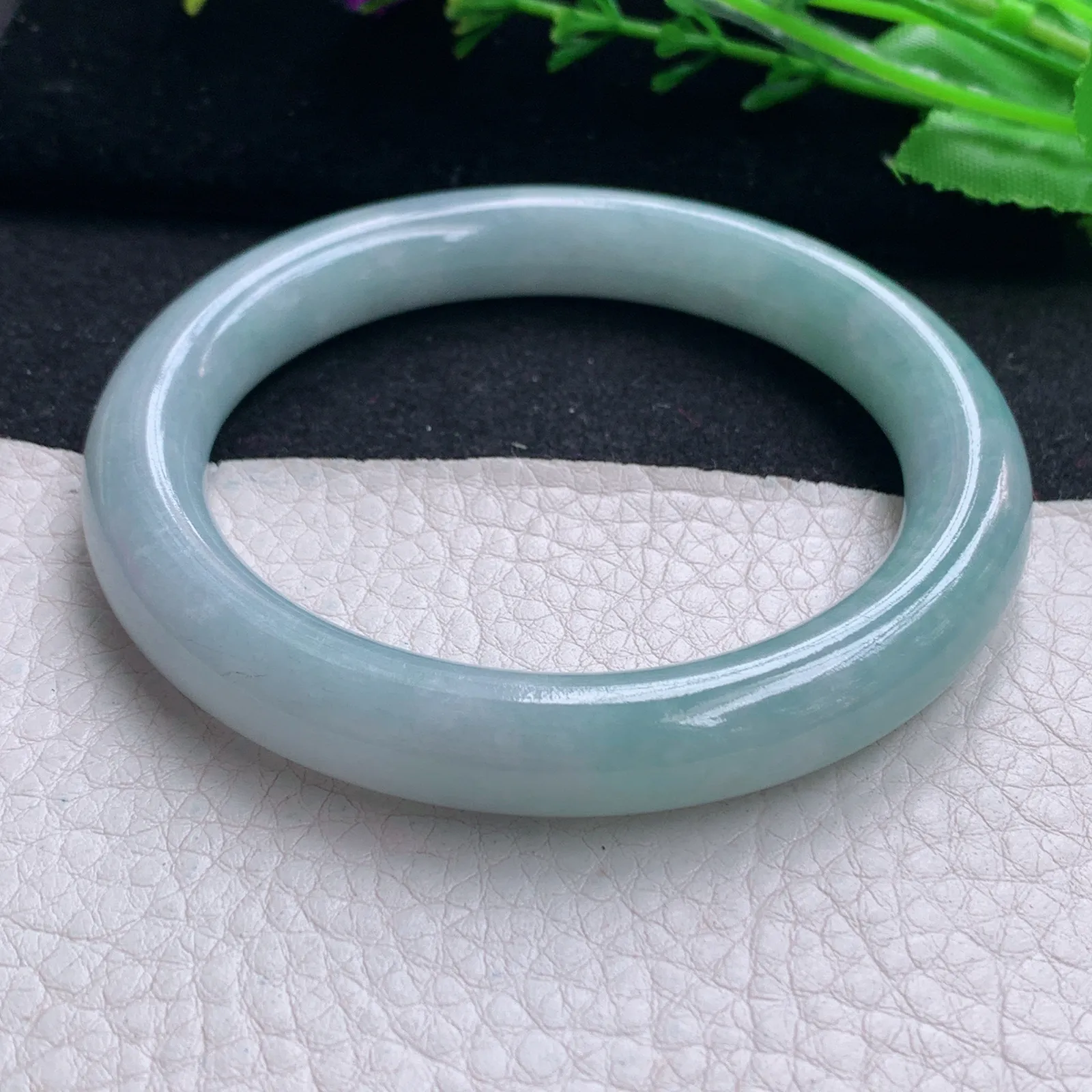 js实拍56*10.2美人镯 天然缅甸翡翠浅绿水润玉手镯圆条叮当镯