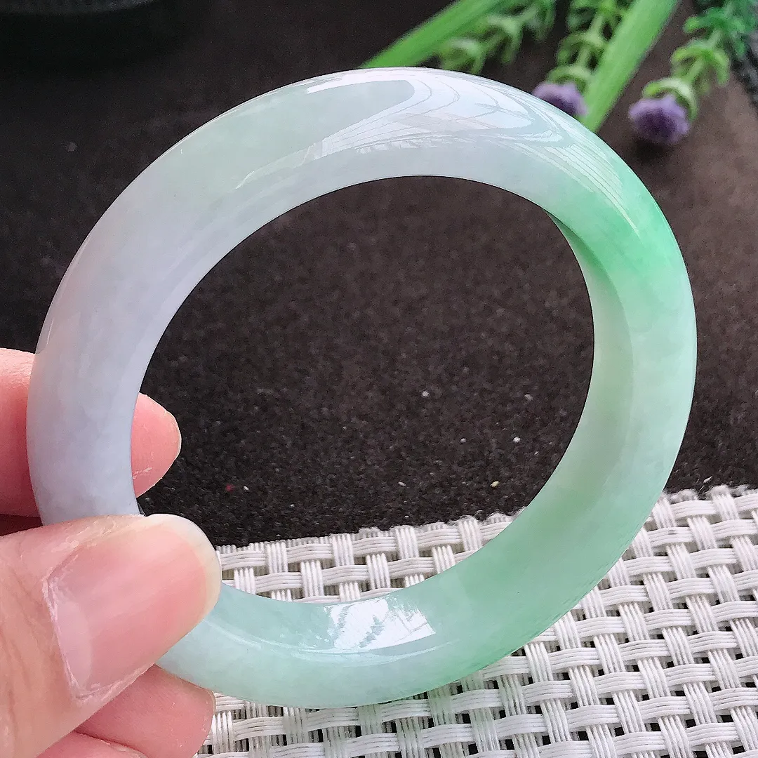 实拍A货翡翠53.5/12.1/9.2老坑秀气冰润飘绿手镯宽边翡翠玉镯女款