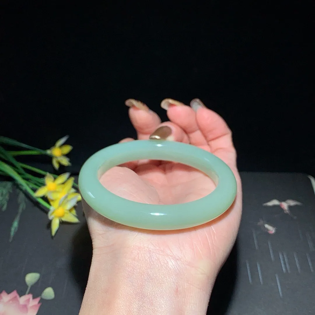 和田玉56圈口且末蓝手镯！玉质细腻油润 底色纯净 无裂无杂 脂粉好，品质高。