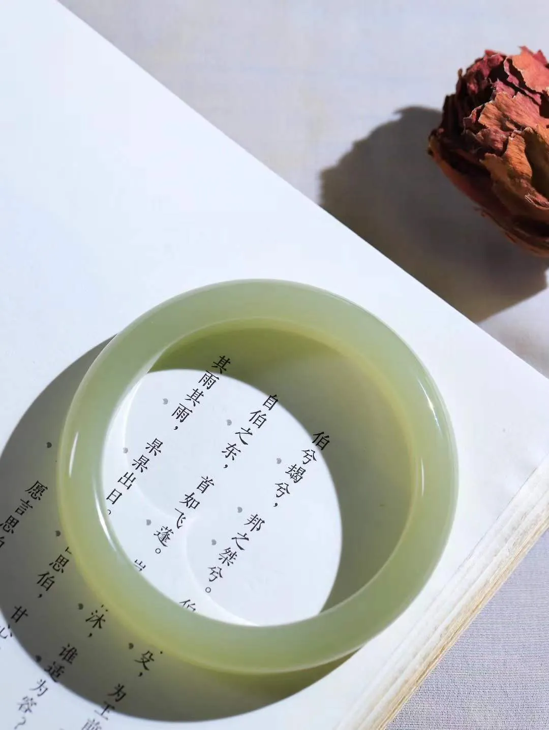 【情有独钟.手镯】

精品和田玉晴水手镯 玉质温润细腻 油性十足 手感舒适，高华雅逸，线条流畅，简约大气，美自天成，素雅高贵。佩戴于腕间，婉约之美，举手投足间透出那低调奢华。重58.8克 内径58.5mm 尺寸12.6-9.1mm   FDA-79191451