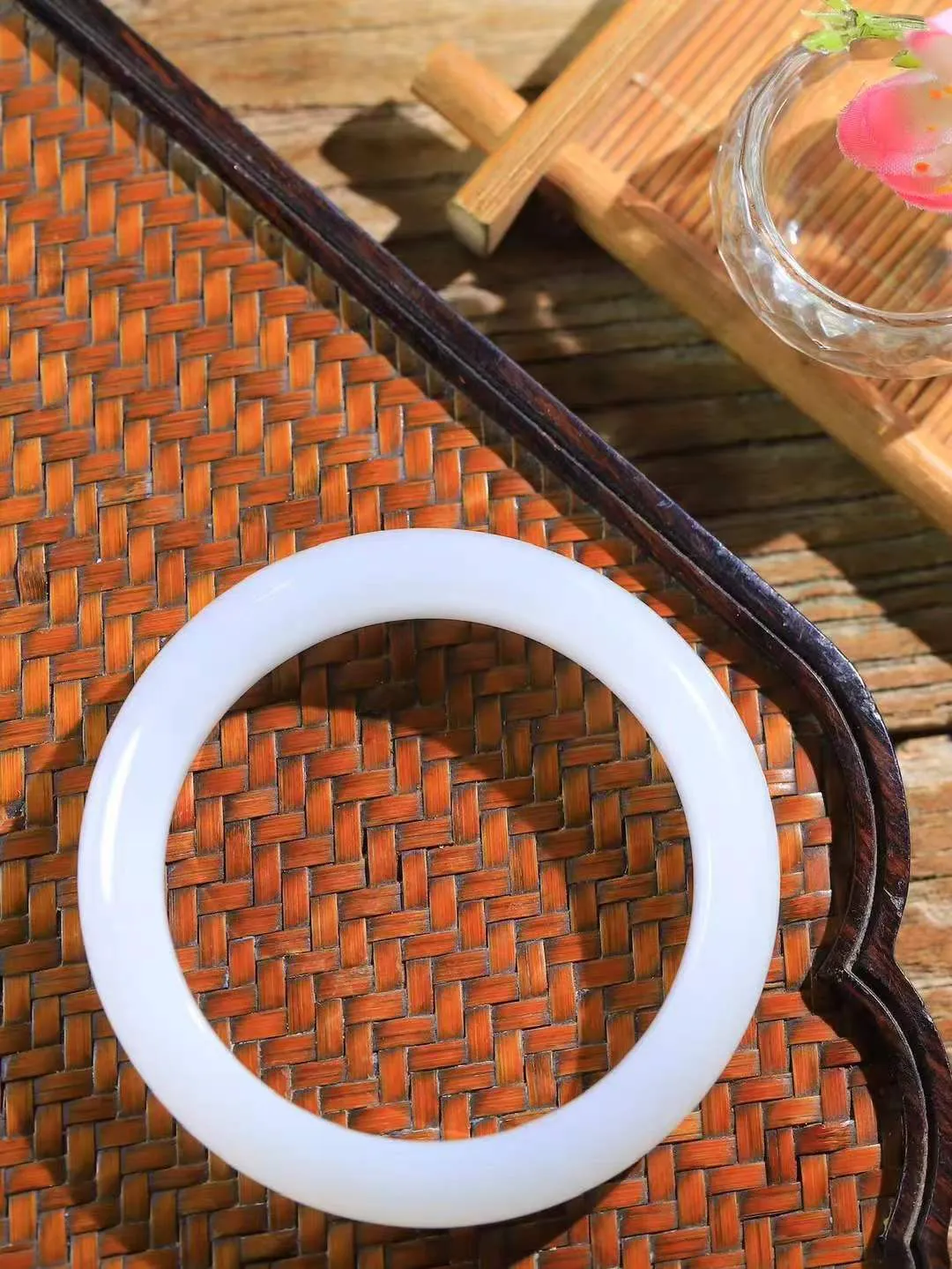 （温柔雅致.手镯）

精品️和田玉白玉手镯。镯型饱满，温润细腻，脂润沁香。️执一卷书，沏一盏茶，着一袭裙，戴一只镯。淡淡浅笺，素心若兰，静赏玉中诗画。悠悠岁月，芊手轻摘，盛满诗样芳华。重51.7克   尺寸54.5-12.3-9mm    FDL-661203033