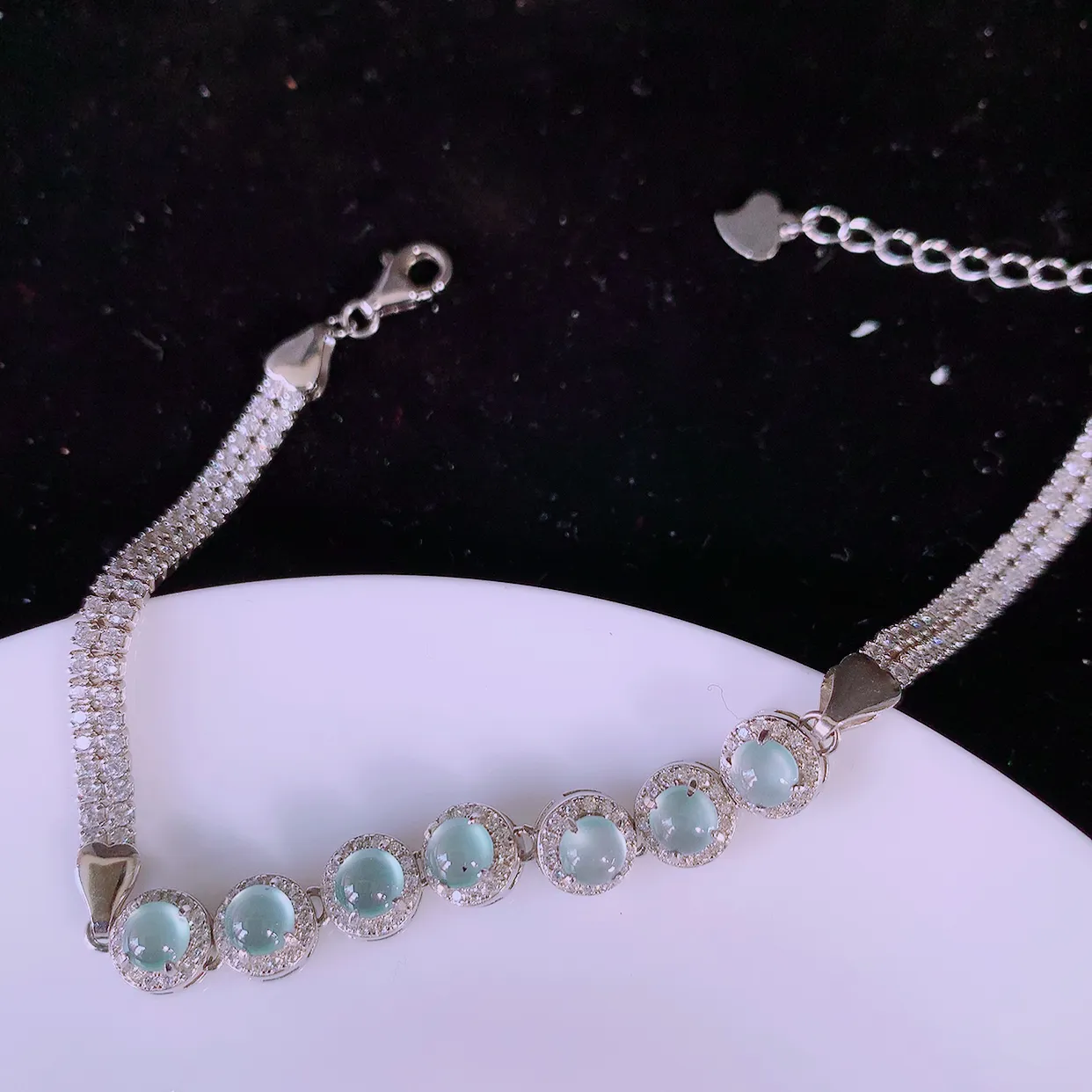 冰透满绿翡翠925银镶嵌手链，自然光实拍，翠色灵动，颜色漂亮，种老水足，品相佳，佩戴佳品！#97.13取一整体6.6*6.6*5.5裸石4-4