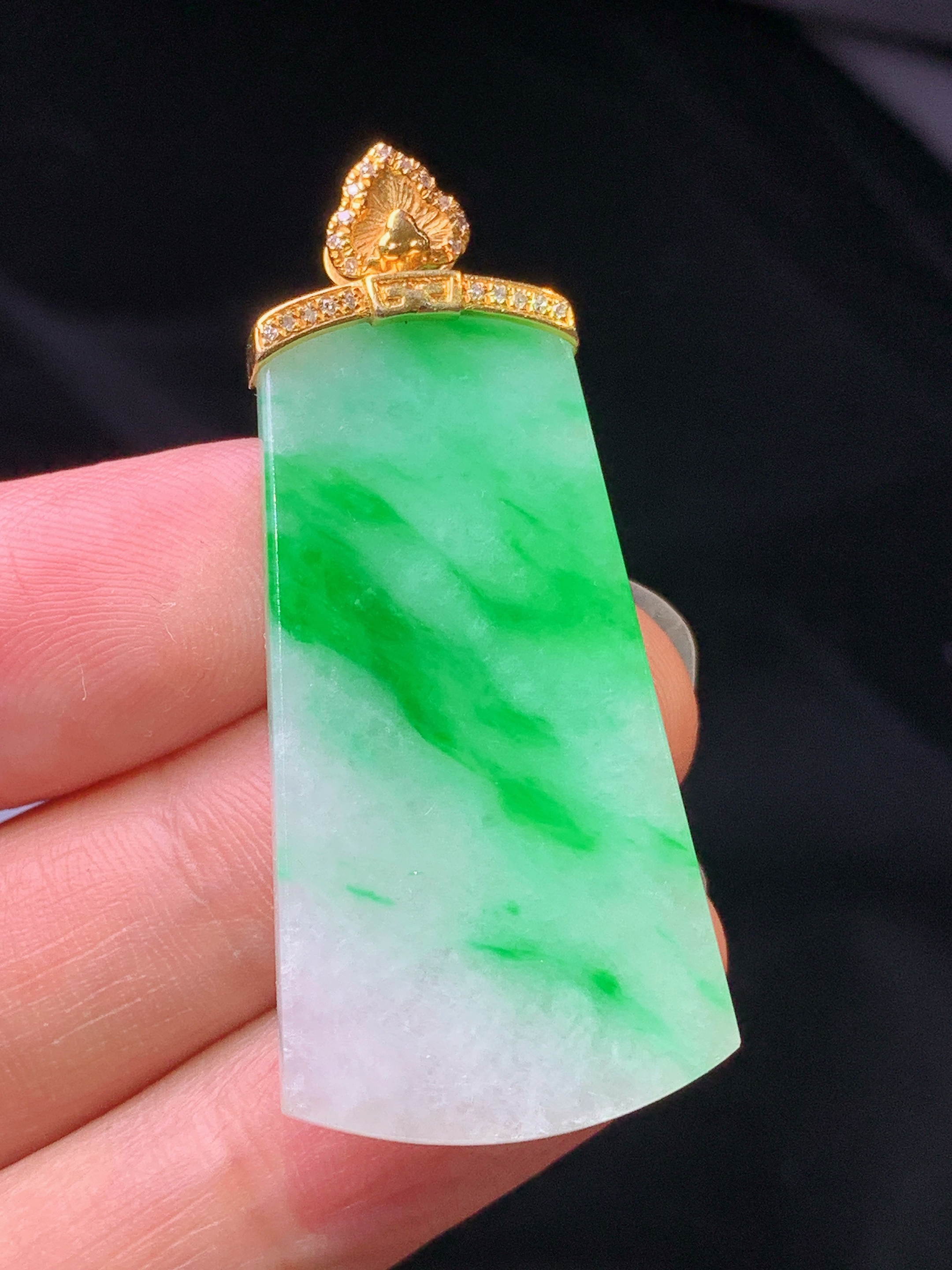 18k金钻镶嵌飘绿无事牌吊坠 玉质细腻 色泽艳丽清新 整体尺寸45*20*2.8
