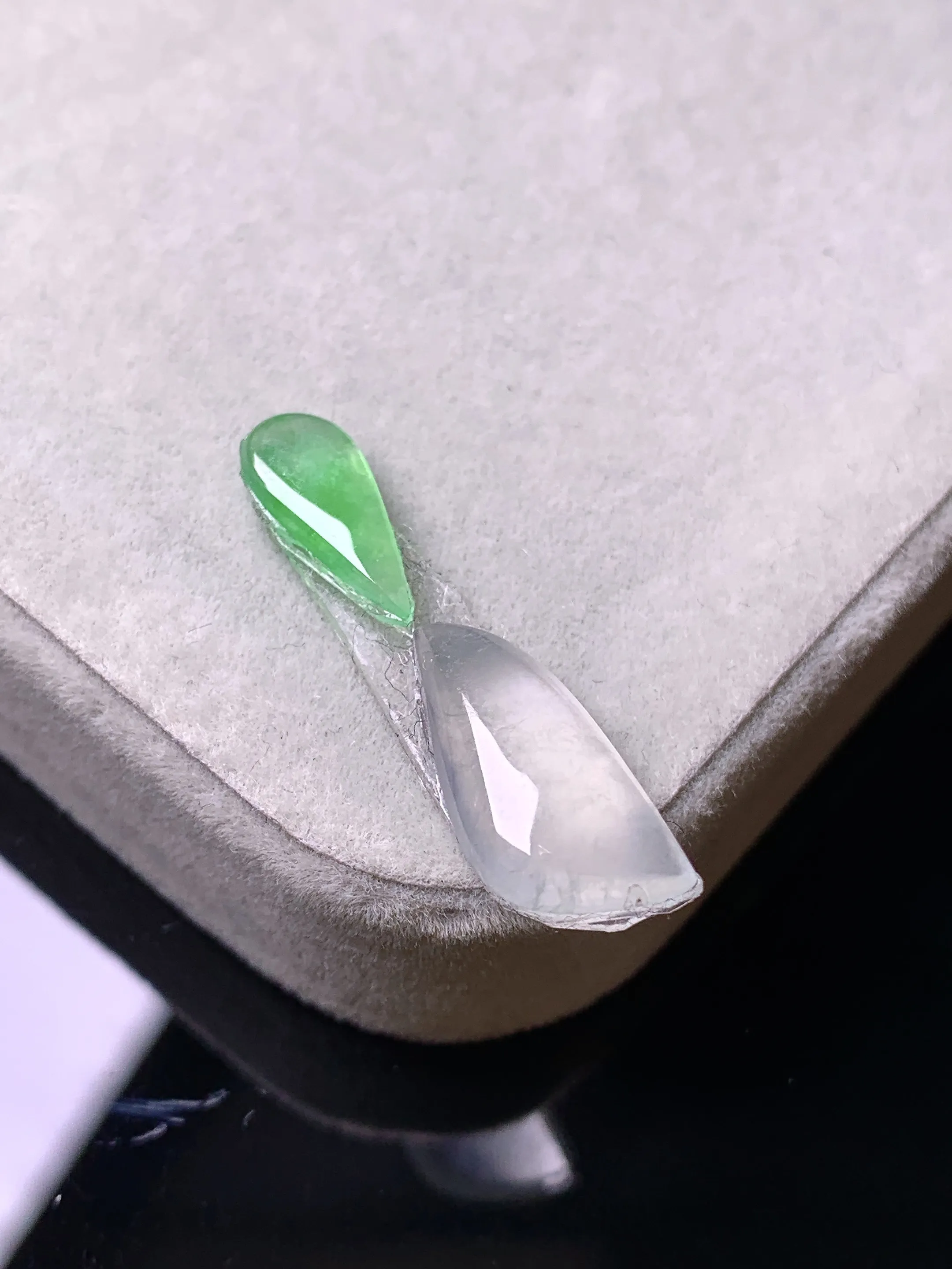 镶嵌蜜蜡 冰种随形吊坠 玉质细腻 色泽艳丽清新 整体尺寸15.8*7.5*3.2