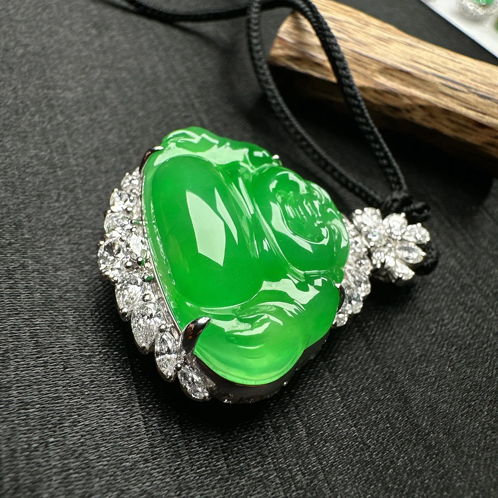 【冰种满绿佛公吊坠】种水上乘，晶莹剔透，纯净通透，莹光感很强。18k金钻镶嵌，裸石尺寸30*20*6.2毫米