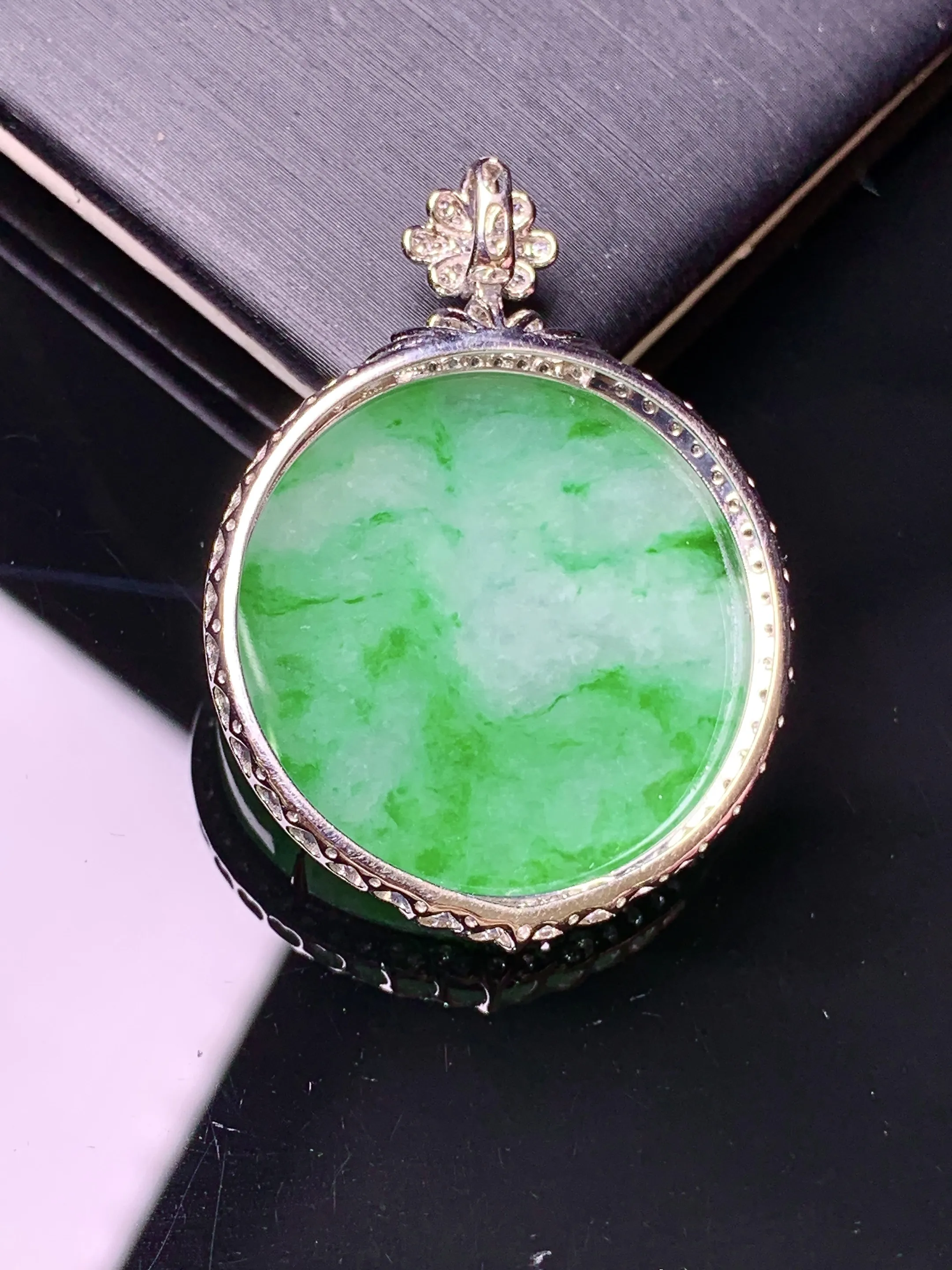 18k金钻镶嵌翠绿圆牌吊坠 玉质细腻 色泽艳丽清新 整体尺寸37*27.2*6.2