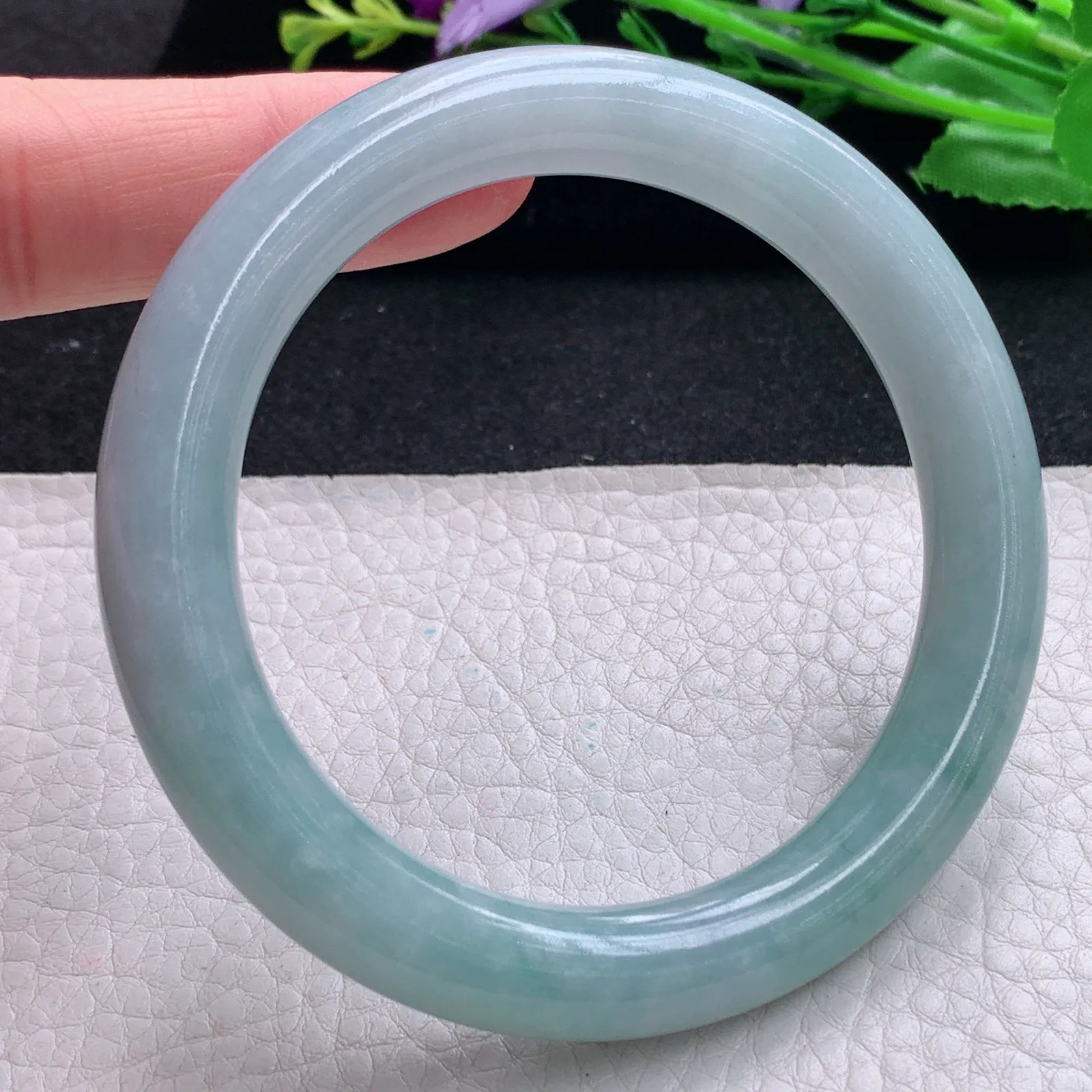 js实拍56*10.2美人镯 天然缅甸翡翠浅绿水润玉手镯圆条叮当镯