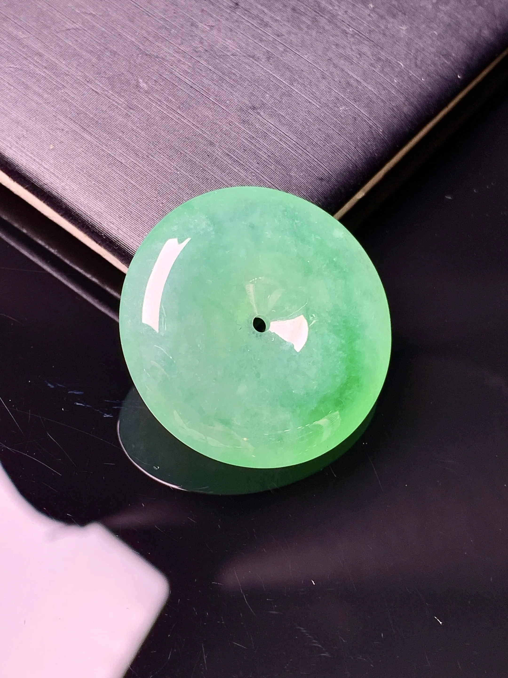 翠绿平安扣吊坠 玉质细腻 色泽艳丽清新 整体尺寸25.5*5.8