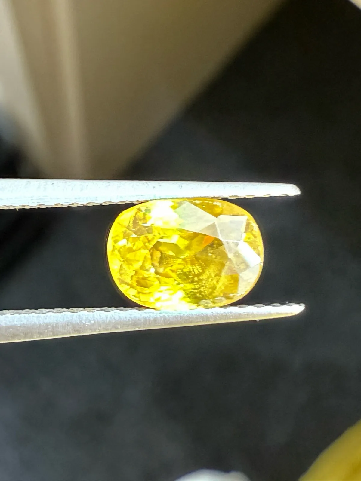 1.81克拉天然榍石戒面裸石，颜色超美，火彩超好，尺寸：7.9*5.8*4.5mm