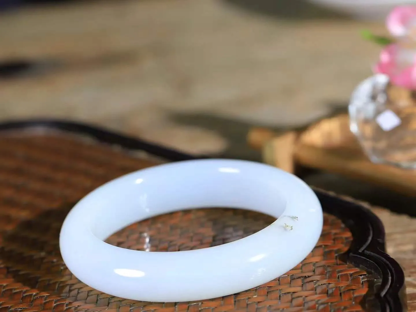 （温柔雅致.手镯）

精品️和田玉白玉飘花手镯。镯型饱满，温润细腻，脂润沁香。️执一卷书，沏一盏茶，着一袭裙，戴一只镯。淡淡浅笺，素心若兰，静赏玉中诗画。悠悠岁月，芊手轻摘，盛满诗样芳华。重60.2克   尺寸53.5-13.5-9.4mm    FDL-66171433