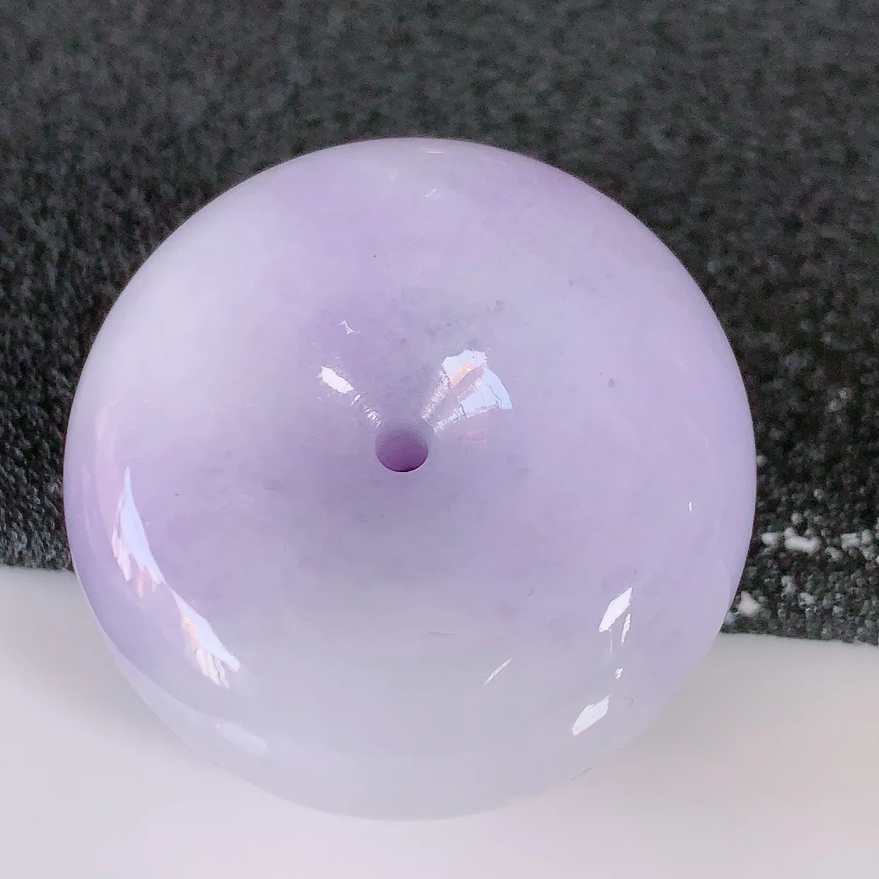 自然光实拍，冰润紫罗兰翡翠平安扣吊坠，形体饱满圆润，平安扣肥嘟嘟的，平平安安，种水很好，配戴精美！#05.13