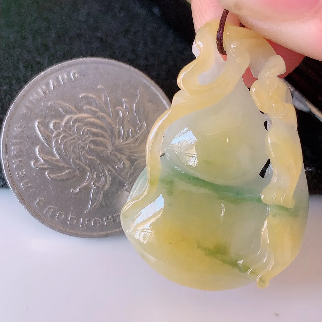自然光实拍，冰润黄加绿翡翠葫芦吊坠，寓意福禄双全，财源滚滚，清新脱俗，佩戴效果优雅迷人！#60.13