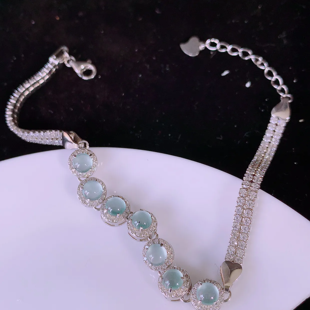 冰透满绿翡翠925银镶嵌手链，自然光实拍，翠色灵动，颜色漂亮，种老水足，品相佳，佩戴佳品！#97.13取一整体6.6*6.6*5.5裸石4-4