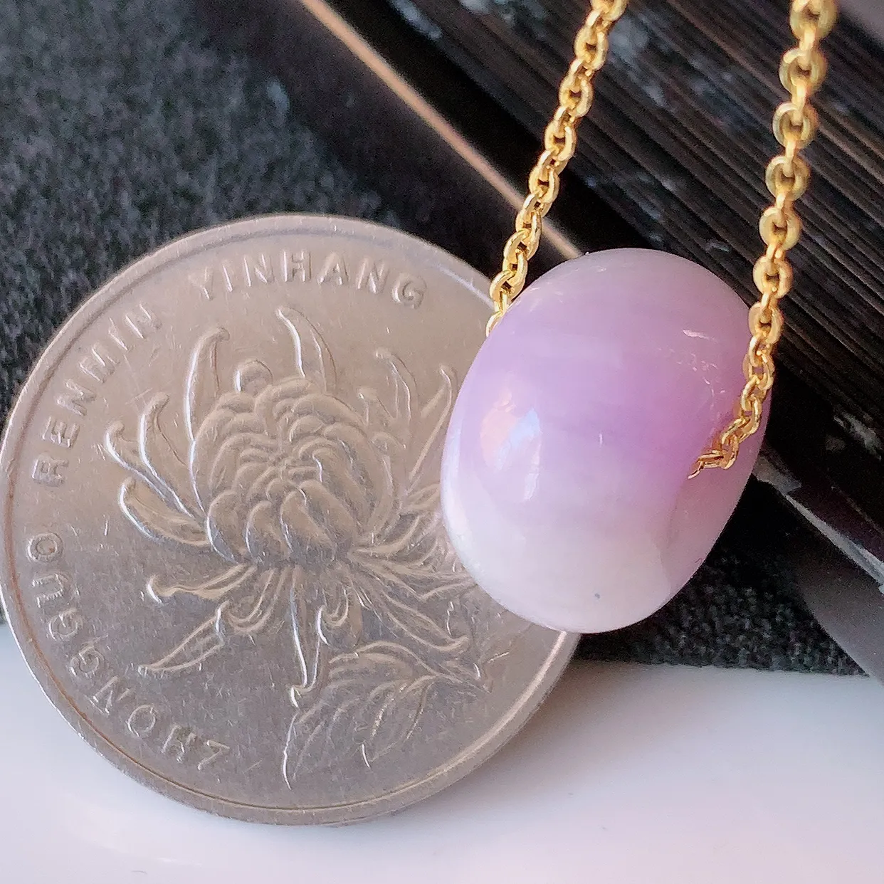 自然光实拍，冰润紫罗兰翡翠路路通吊坠，寓意好运连连，路路畅通，经典款式，财运滚滚，路路通，佩戴效果更好！配图银链子#05.13