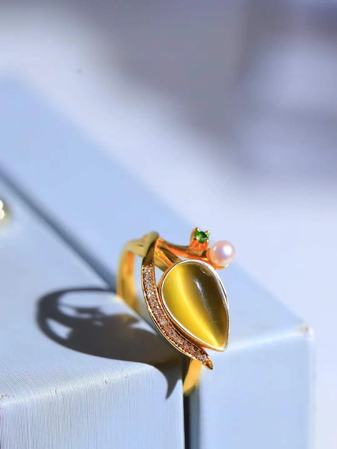 【金镶玉.戒指】

精品和田玉碧玉猫眼18k金镶嵌戒指 玉质细腻温润 油性十足 ，不论时光如何流转变化，这枚戒指始终闪耀着最初的光芒。精工镶嵌18K金 （保真金 可检测贵金属18K金） 重2.8克 尺寸17.4-11.5-7.7mm 78171455A