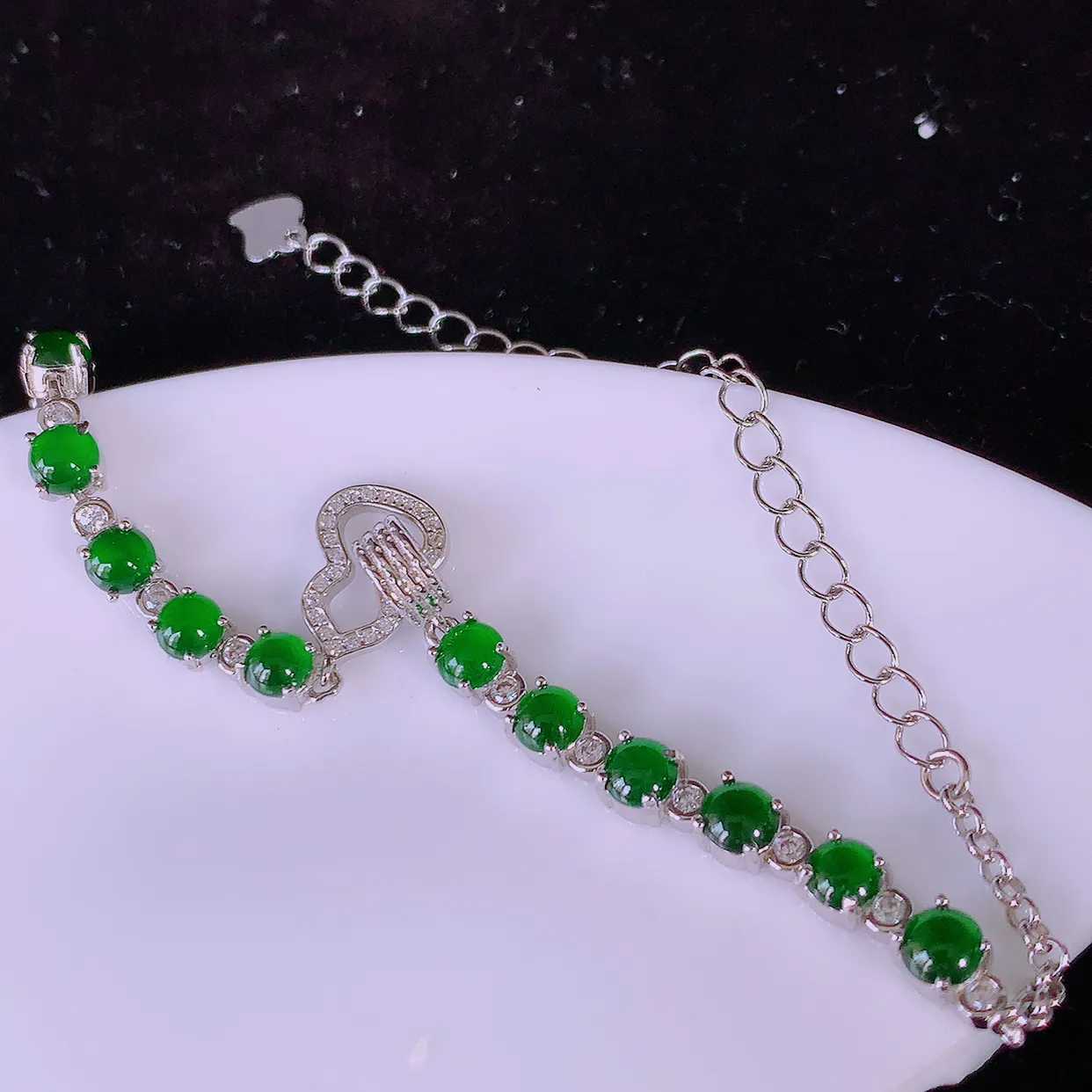 冰透满绿翡翠925银镶嵌手链，自然光实拍，翠色灵动，颜色漂亮，种老水足，品相佳，佩戴佳品！#97.13取一整体3.8*3.8*4裸石3.8*3.8