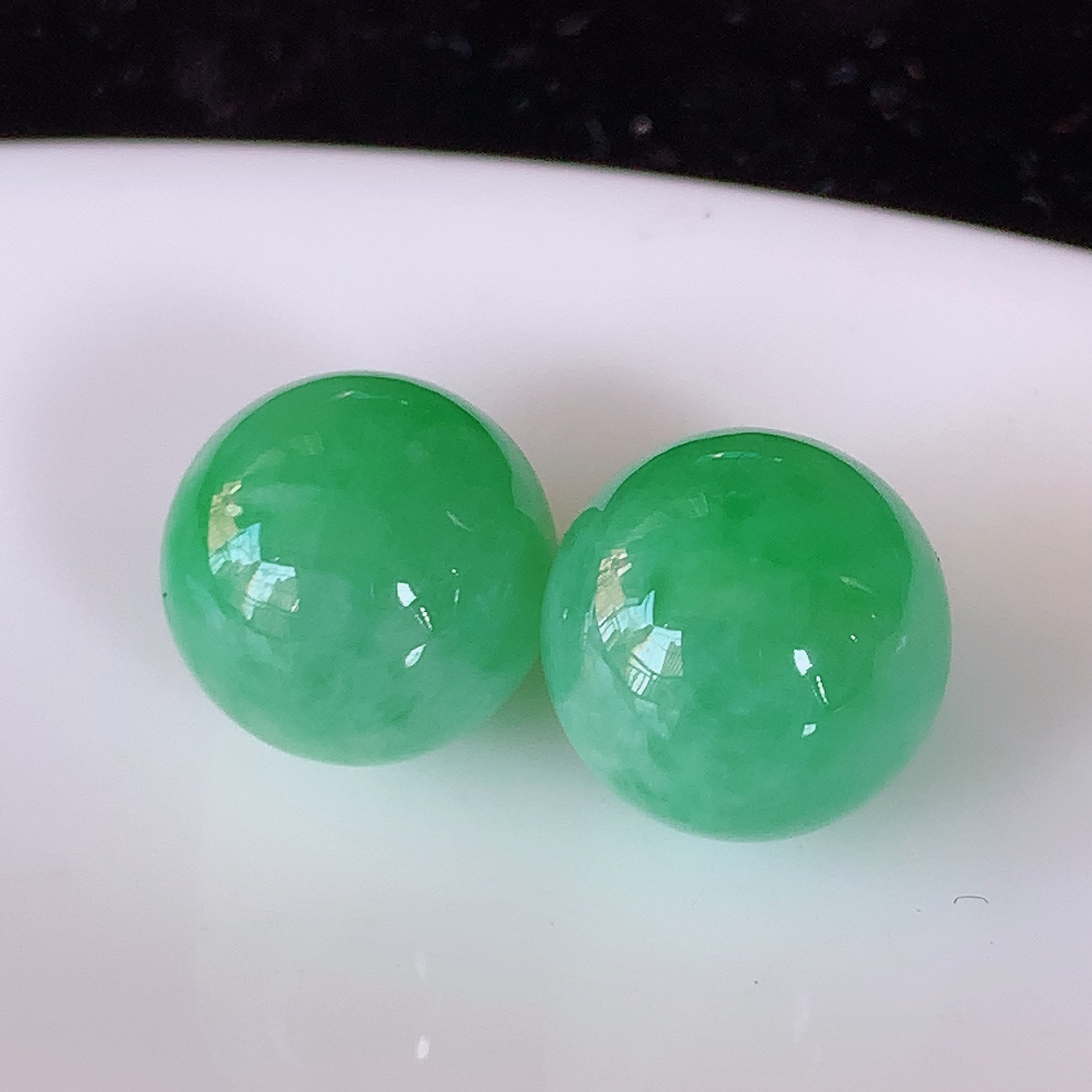 自然光实拍，满绿翡翠一对圆珠、转运珠吊坠，寓意“时来运转，财源滚滚” 寓意佳，转运珠佩戴时尚优雅！#