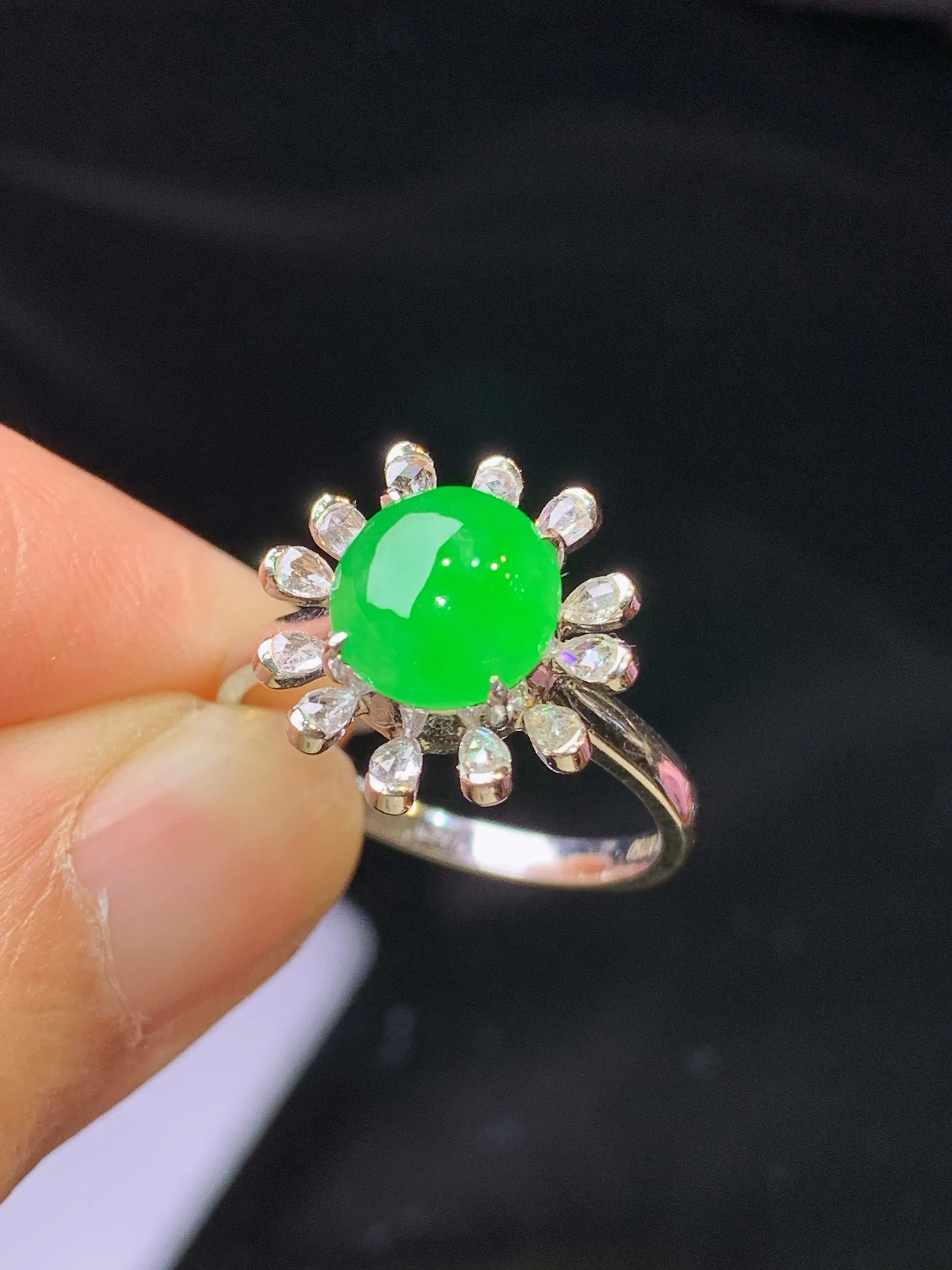 18k金钻镶嵌满绿蛋面戒指 玉质细腻 色泽艳丽清新 圈口14 整体尺寸14.2*14*8.8