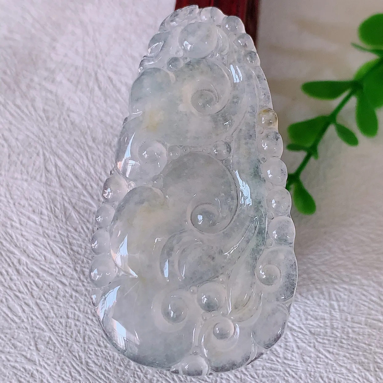 自然光实拍，冰种黄翡双彩翡翠如意吊坠，玉坠百搭又精致，寓意着吉祥，事事如意！#46.13