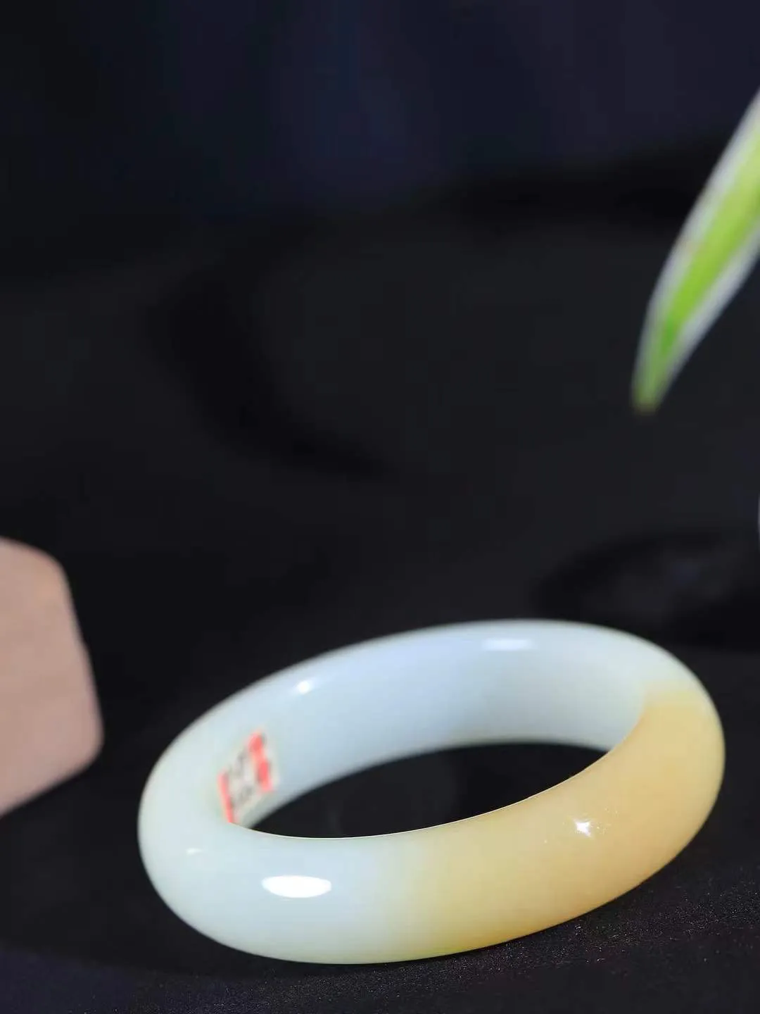 【暖玉生香·手镯】

精品和田玉糖白玉手镯，质地油润细腻，色泽高贵典雅，镯型古朴典雅。在诗情画意的