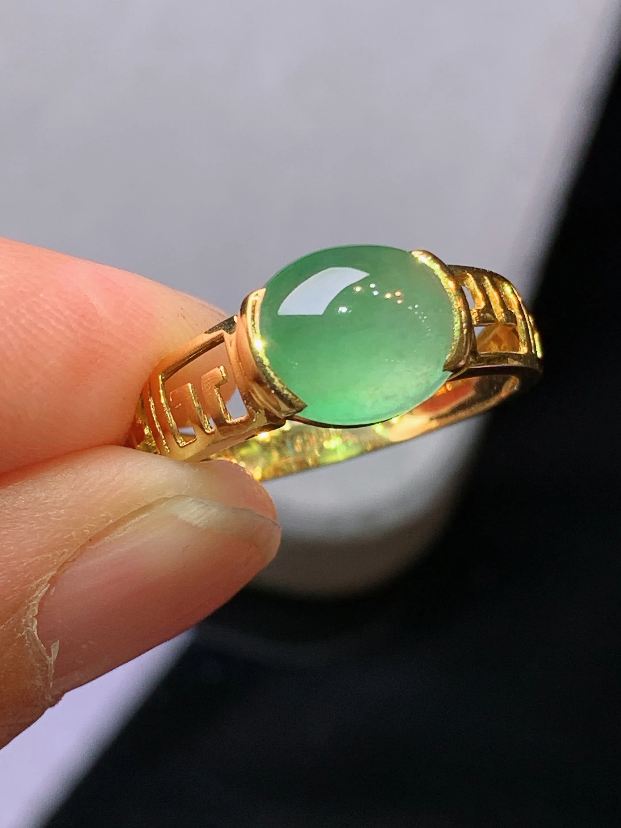 18k金镶嵌晴绿蛋面戒指 玉质细腻 色泽艳丽清新 圈口14 裸石尺寸8*9*4.8