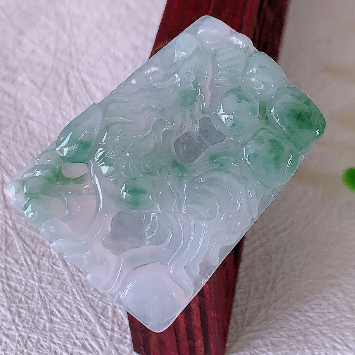 自然光实拍，冰种飘花翡翠生肖鸡牌吊坠，翠色灵动，佩戴效果时尚出众，尽显气质，玉质细腻，美感十足。#46.13