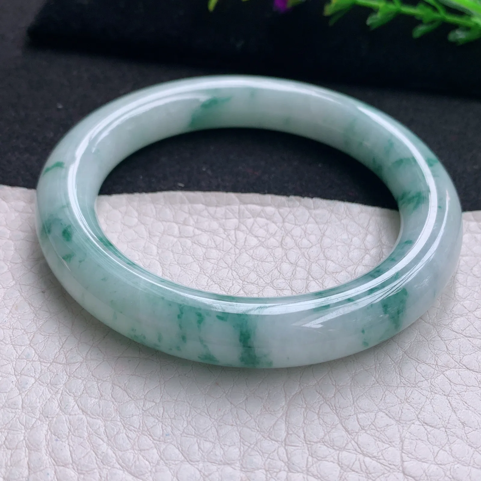 js实拍57*10.8美人镯 天然缅甸翡翠飘花水润玉手镯蓝韵圆条玉手环